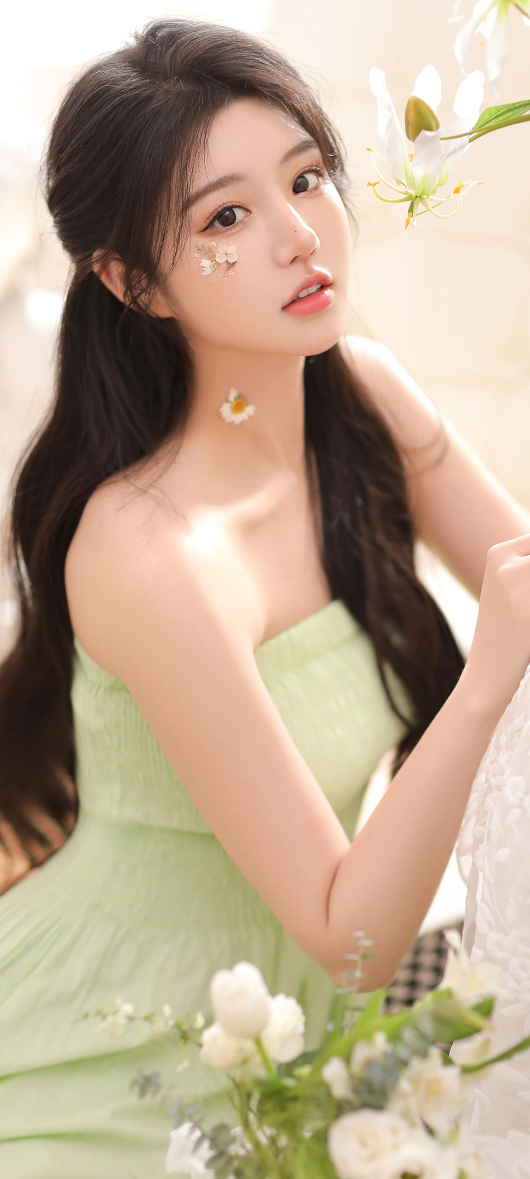 清新美女绿裙倩影，唯美手机壁纸免费下载