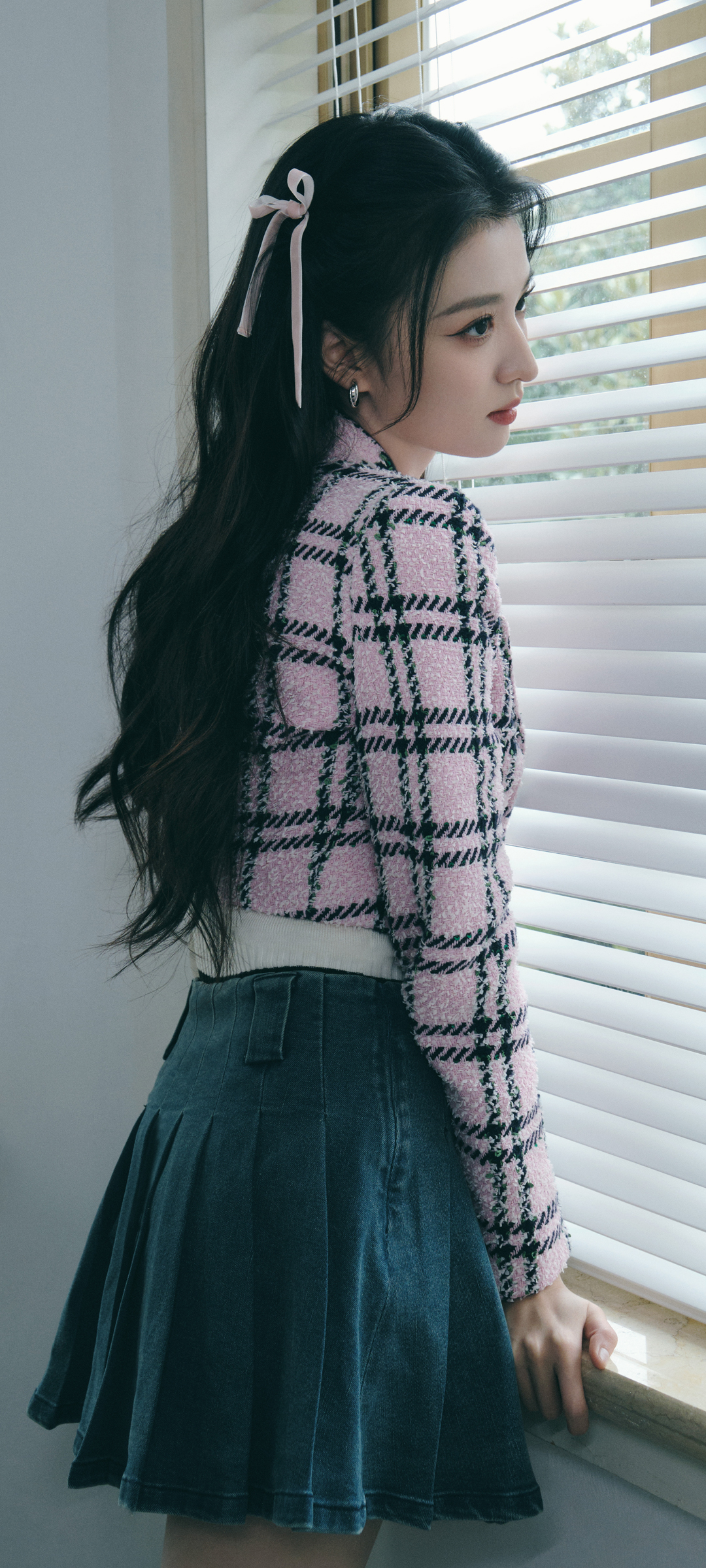 王楚然绝美百褶裙造型，高清美女手机壁纸免费下载