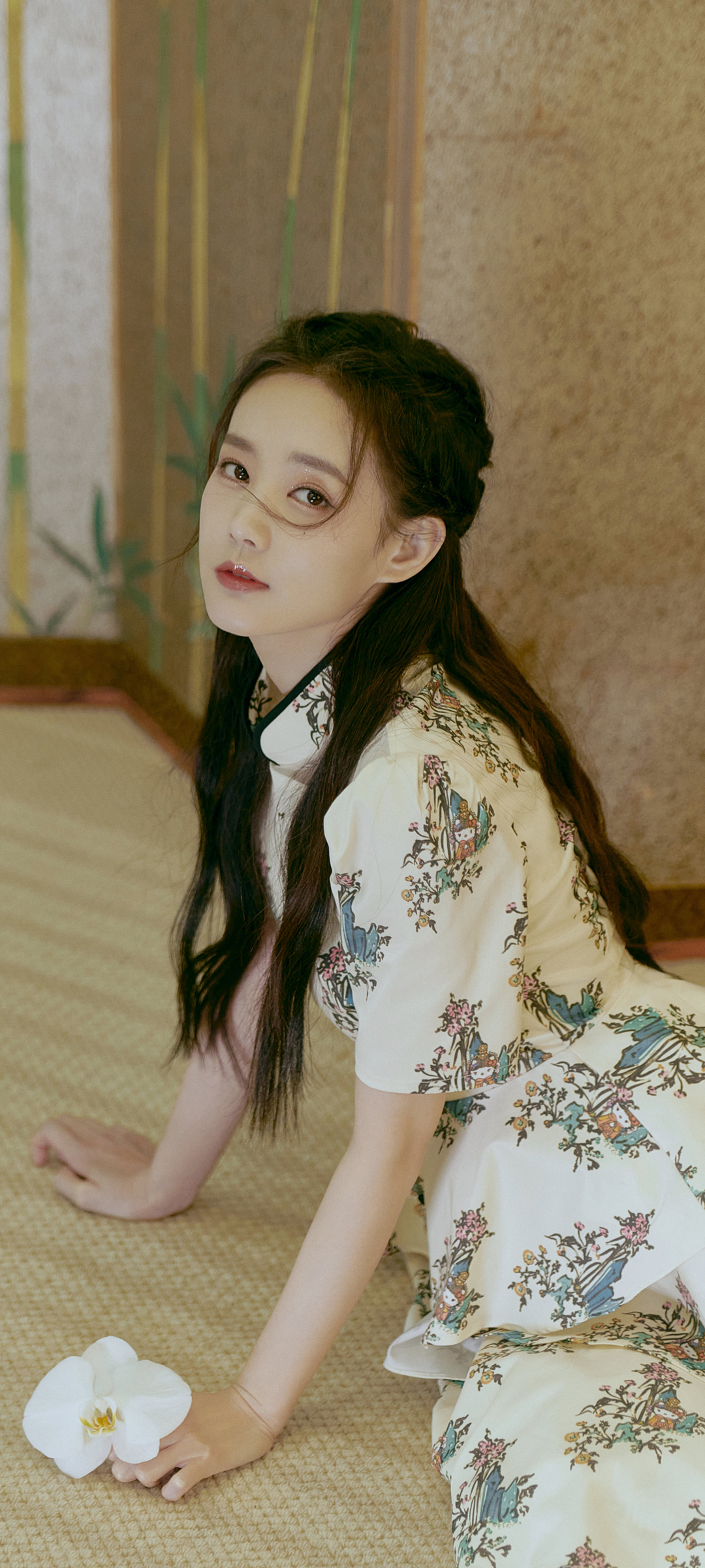 李一桐居家美图，清新草席背景手机壁纸，美女高清大图免费下载