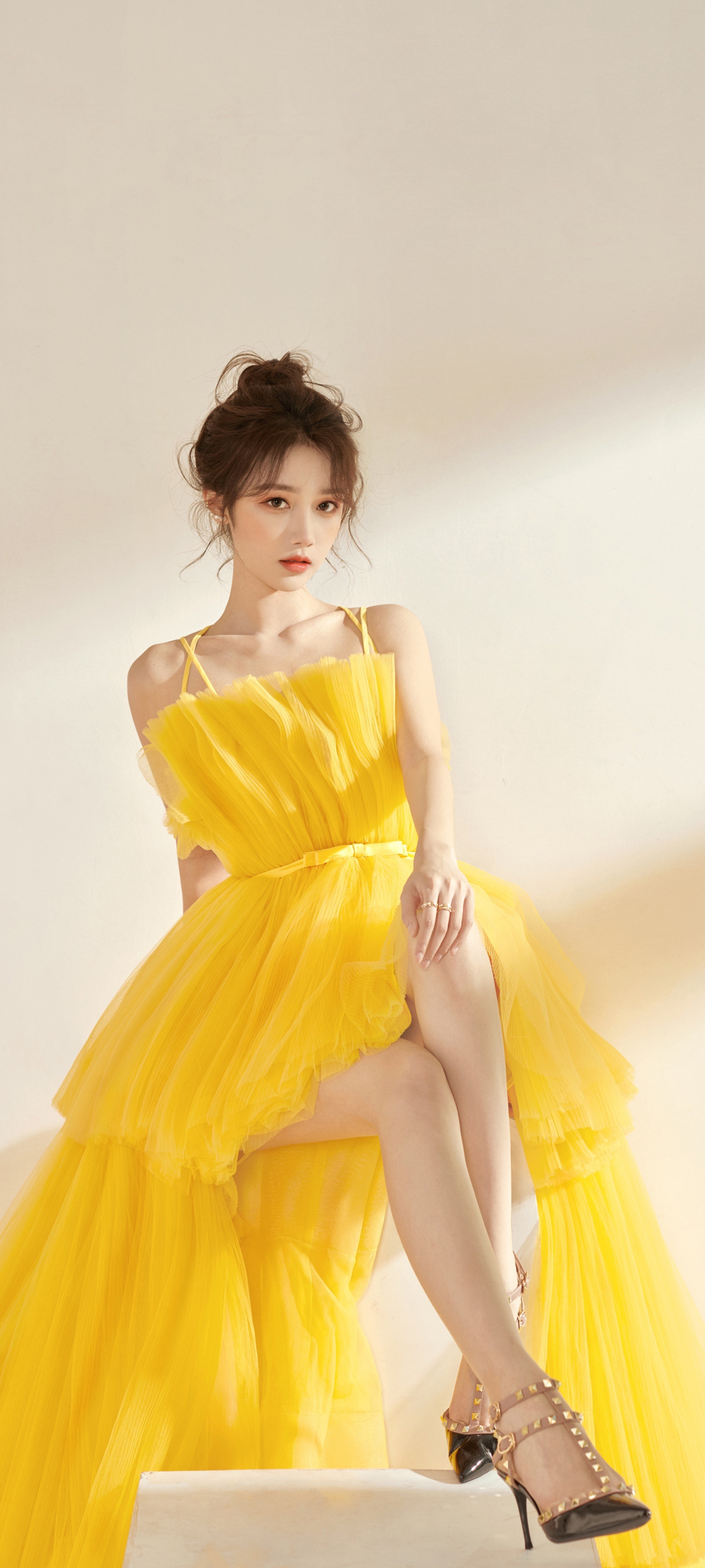 宋昕冉绝美亮相，黄色礼服裙全屏手机壁纸，美女高清图免费下载