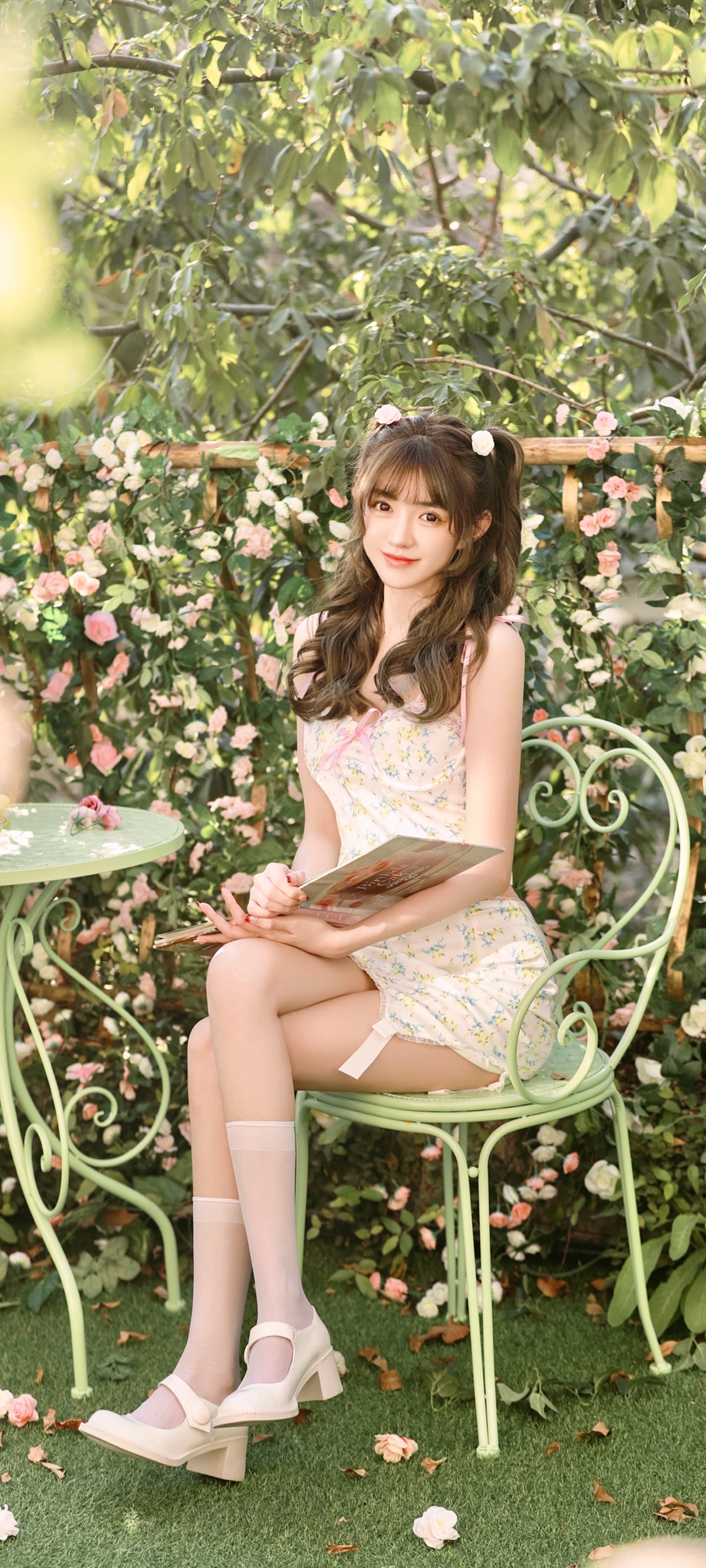 花园清纯美女，美腿撩人，免费手机壁纸精选下载