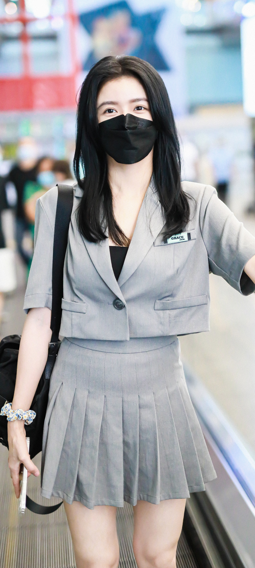 蔡卓宜高清手机壁纸，黑色口罩美女配百褶裙，免费下载！