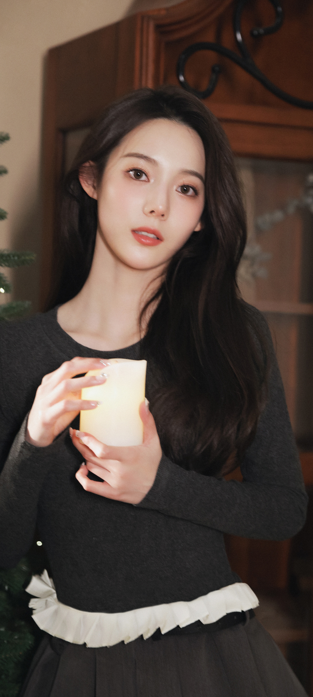 绝美长发美女穿黑裙，养眼壁纸免费下载，美化你的手机桌面