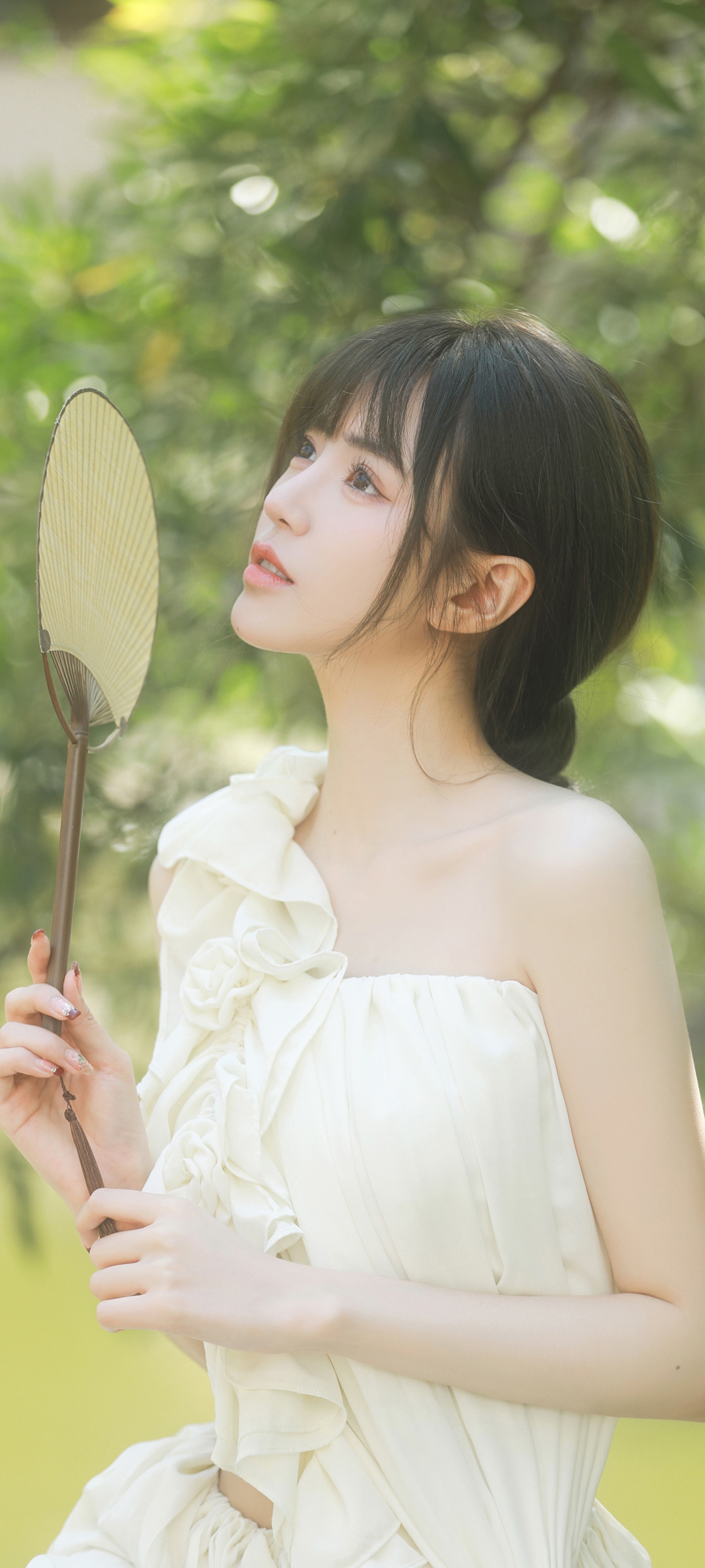 清纯美女小扇轻摇，护眼手机壁纸免费下载，美女壁纸精选集