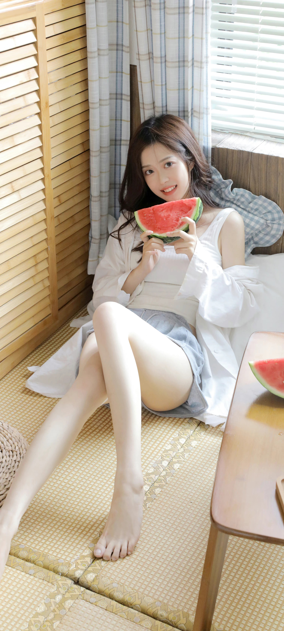 美女居家夏装风采，西瓜清凉伴你，免费手机壁纸下载尽在此处