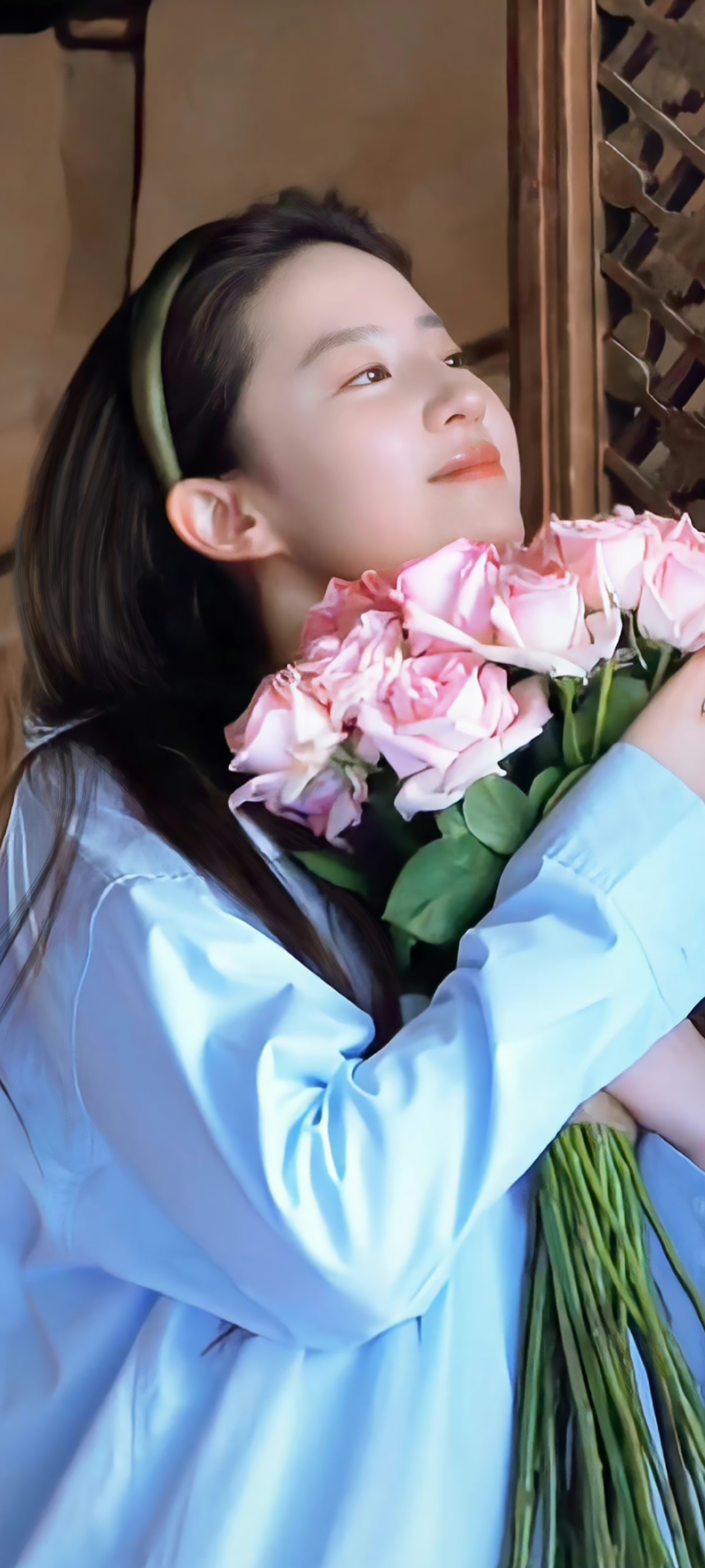 刘亦菲鲜花倩影，绝美壁纸免费下载，点亮手机屏幕新风尚