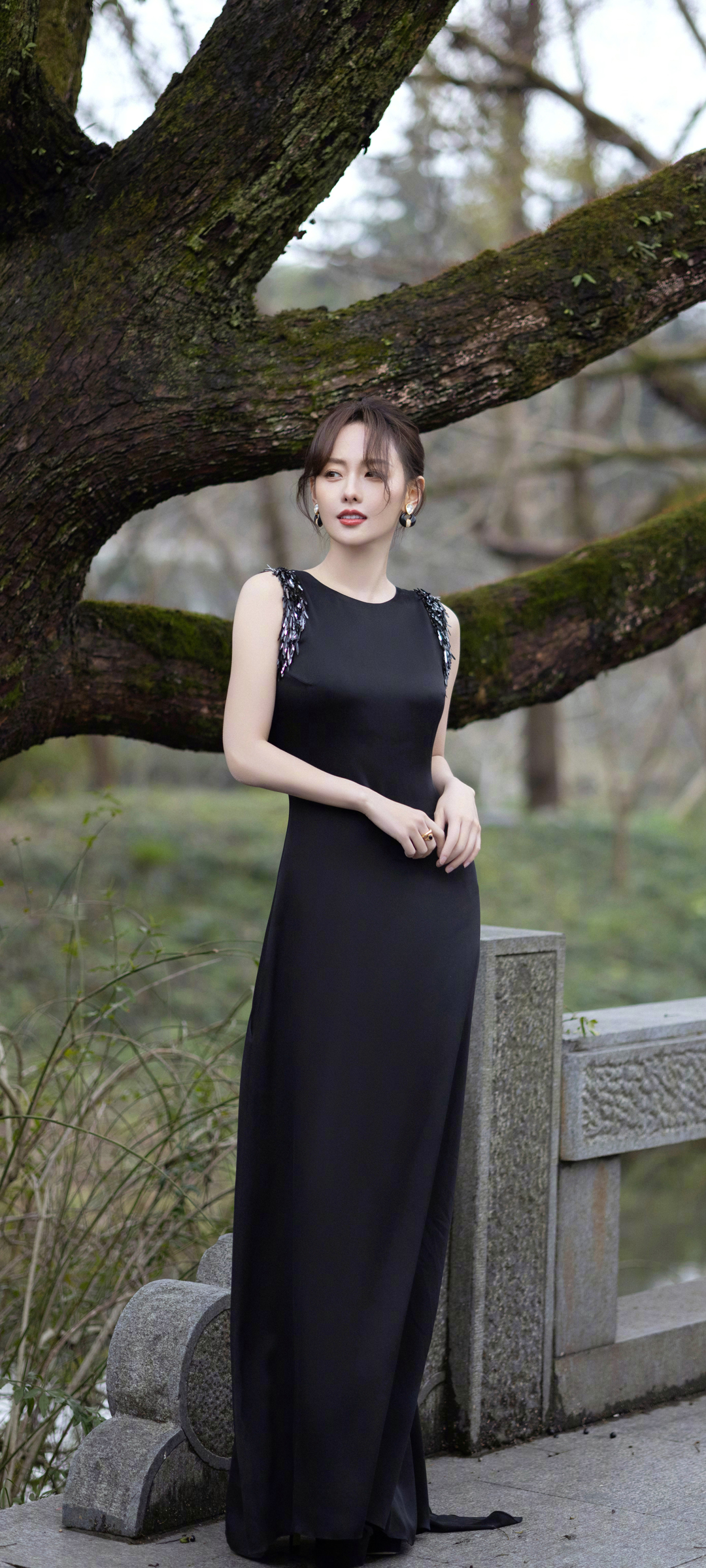 张嘉倪唯美森系黑色长裙壁纸，免费高清下载，装点你的手机屏幕