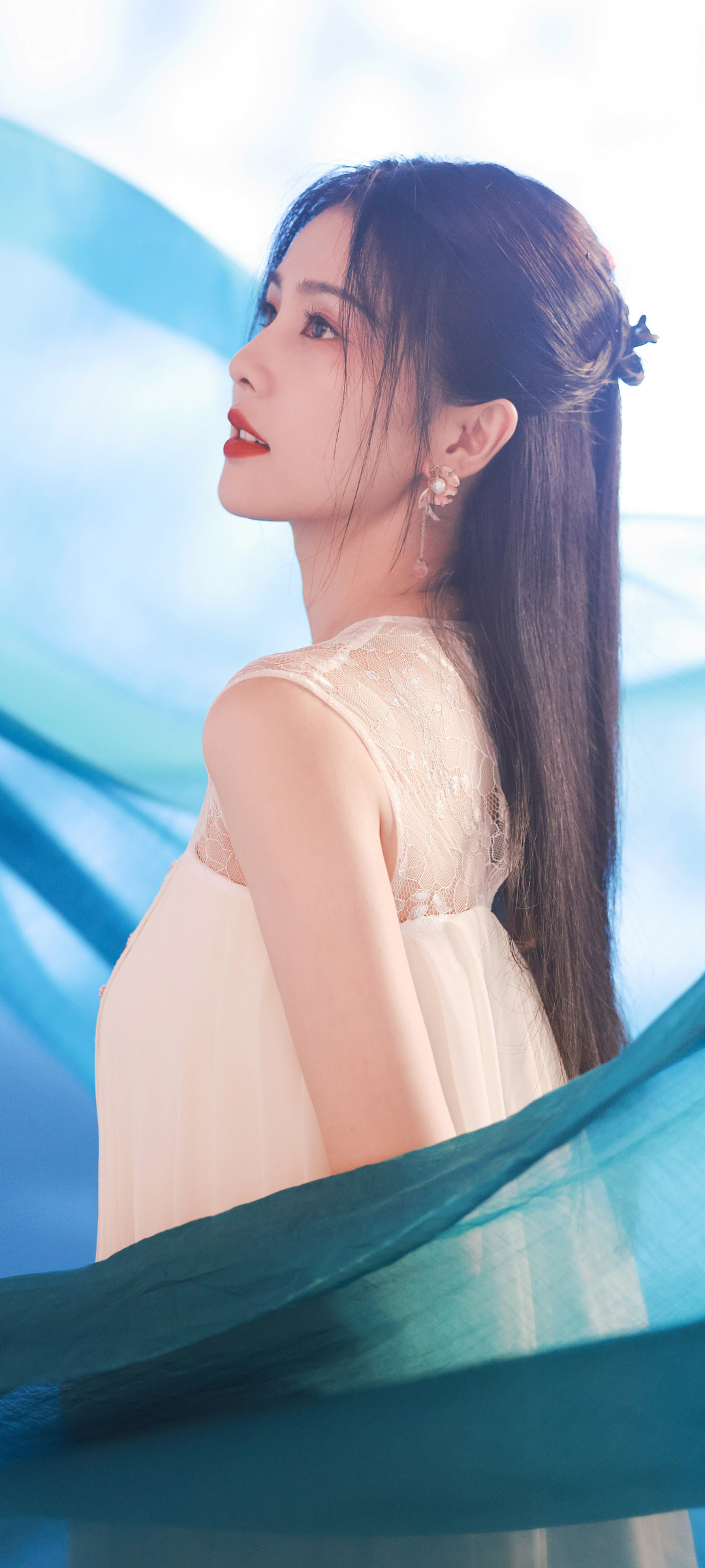 白鹿美女穿白色裙子，高清手机壁纸免费下载