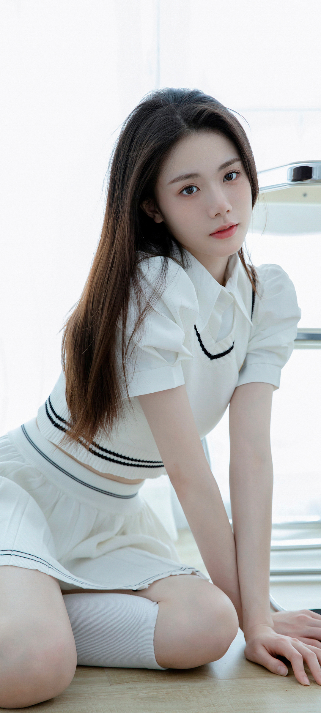 居家长发美女白色毛衣百褶裙，绝美手机壁纸免费下载