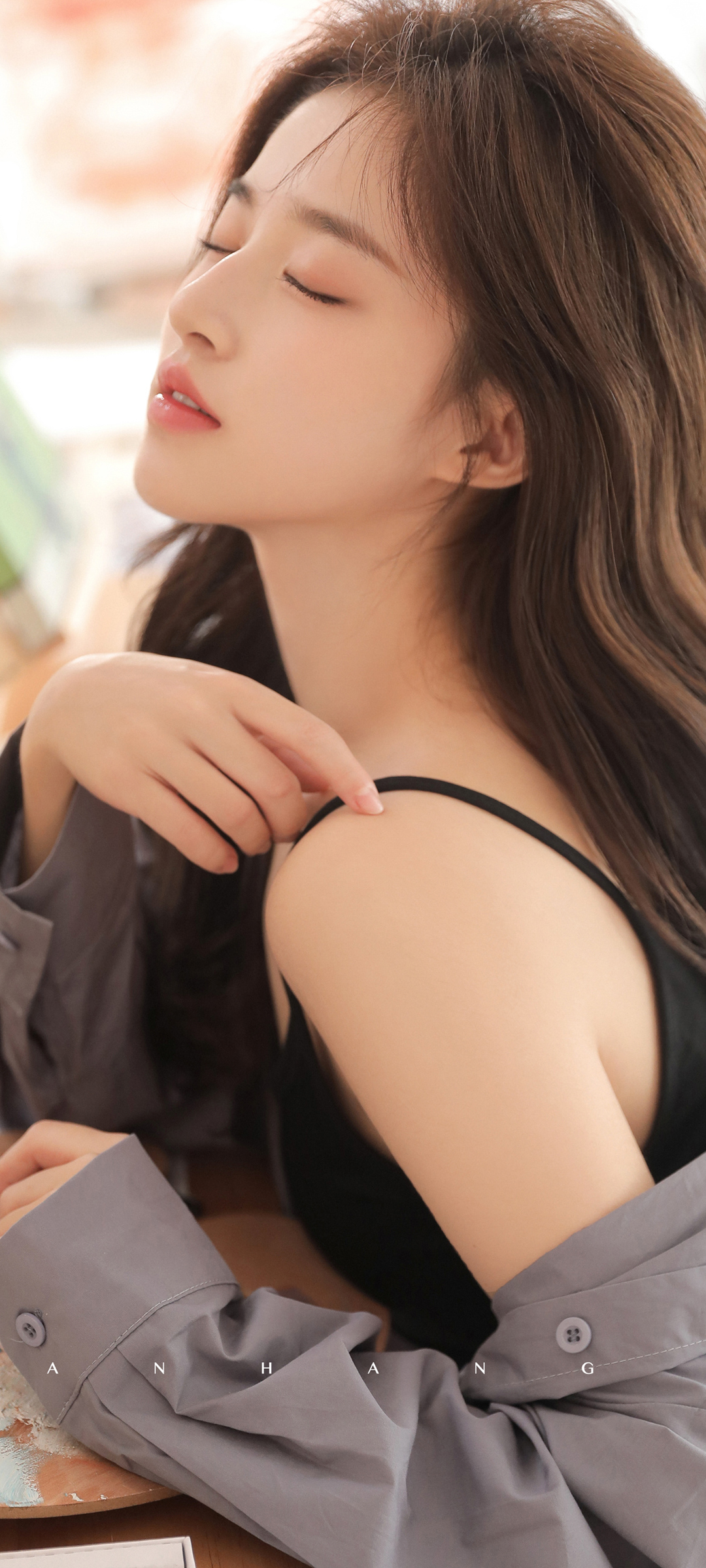 闭眼露肩美女壁纸，唯美气质，免费手机下载