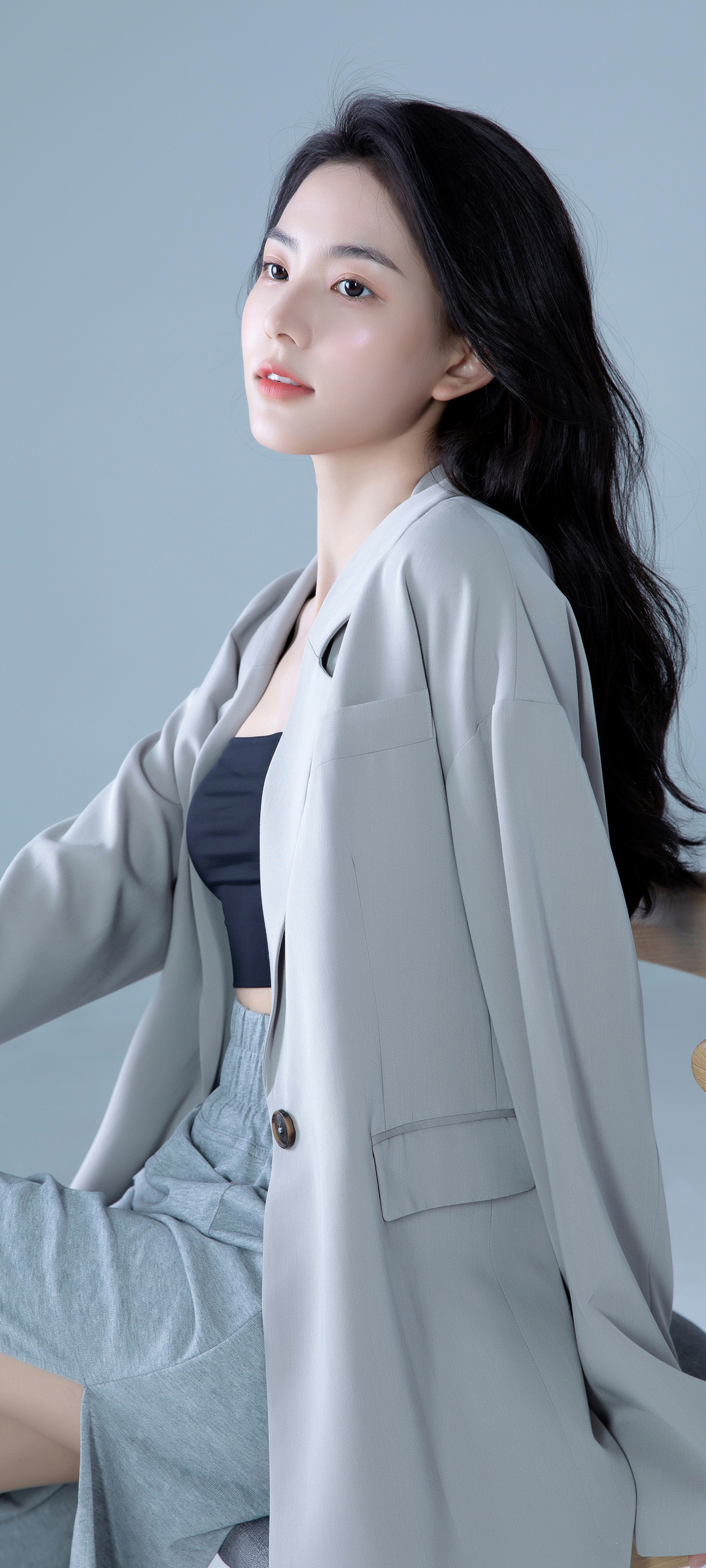 气质美女与西装长发，全面屏手机壁纸，免费下载新选择