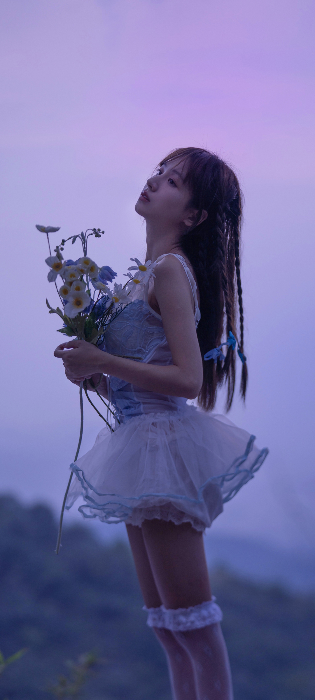 唯美美女手机壁纸，手捧鲜花、美腿展露，顾林x精选高清免费下载