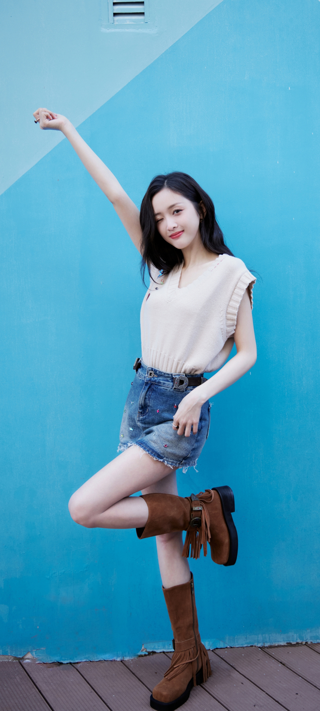 吴宣仪牛仔短裙美照，可爱美女手机壁纸，免费下载！