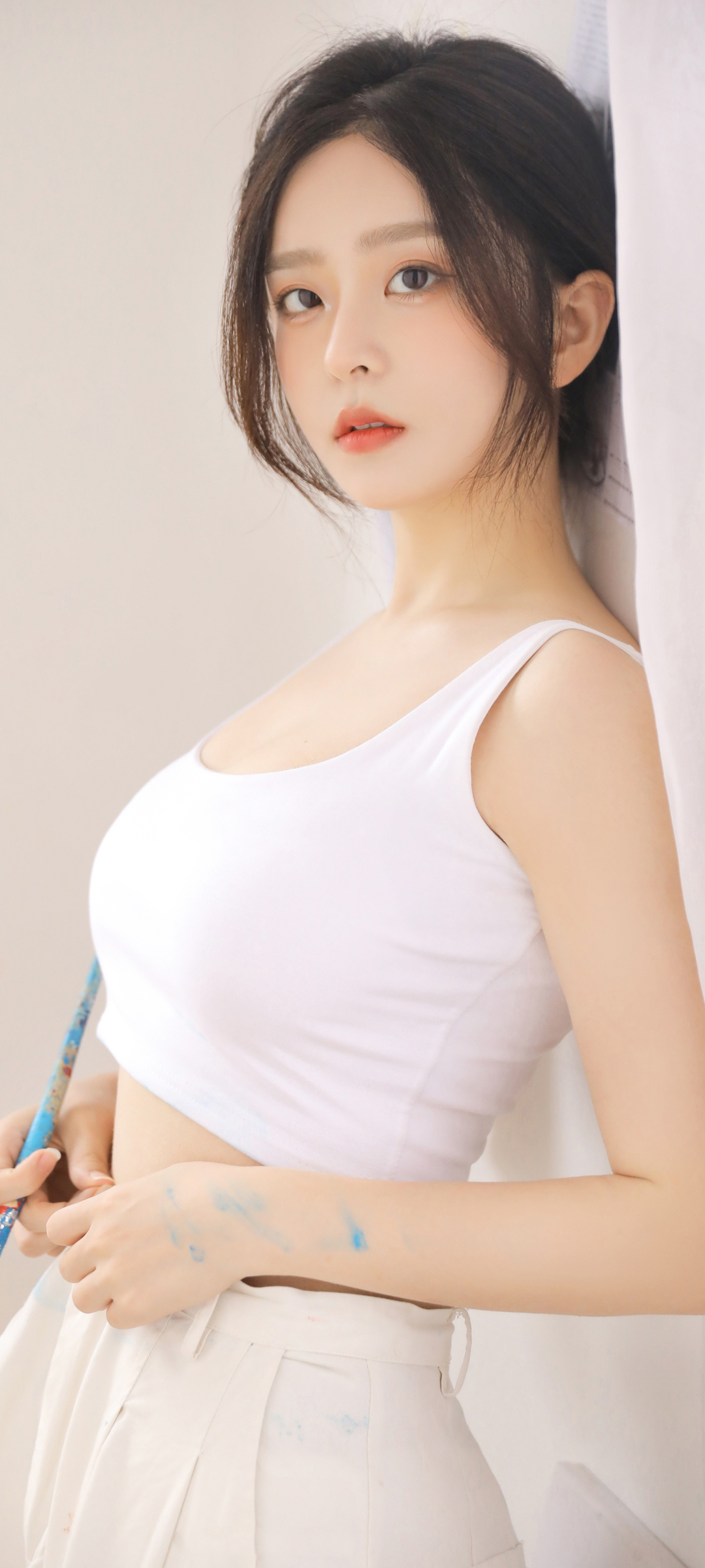 白色背心美女绘画佳作，高清手机壁纸免费下载