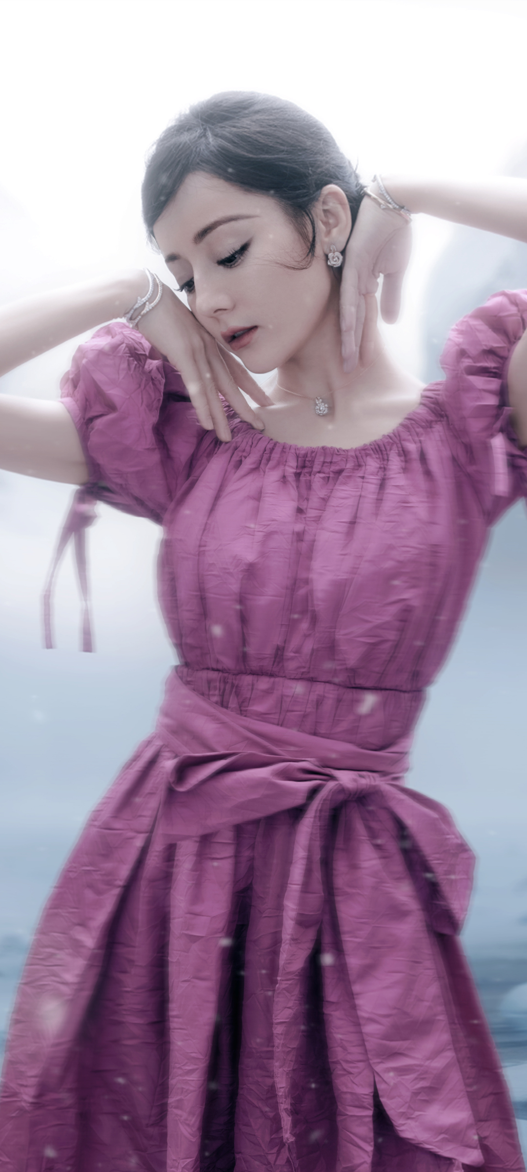 迪丽热巴紫色裙装绝美手机壁纸，高清美女图片免费下载