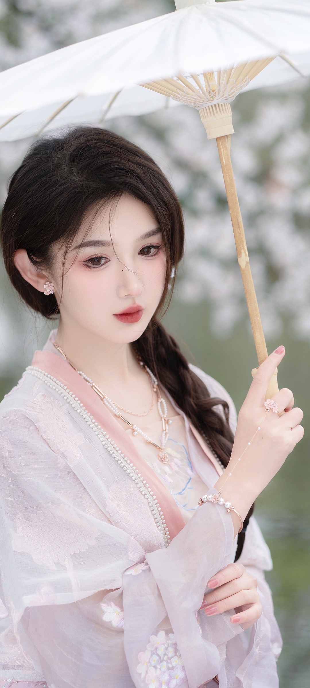 国风美女汉服倩影，唯美伞下景致，免费手机壁纸精选下载