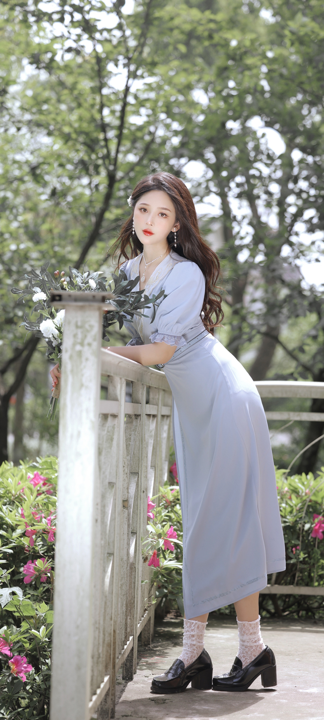 小清新美女长裙全屏壁纸，高清免费下载，手机专属美化