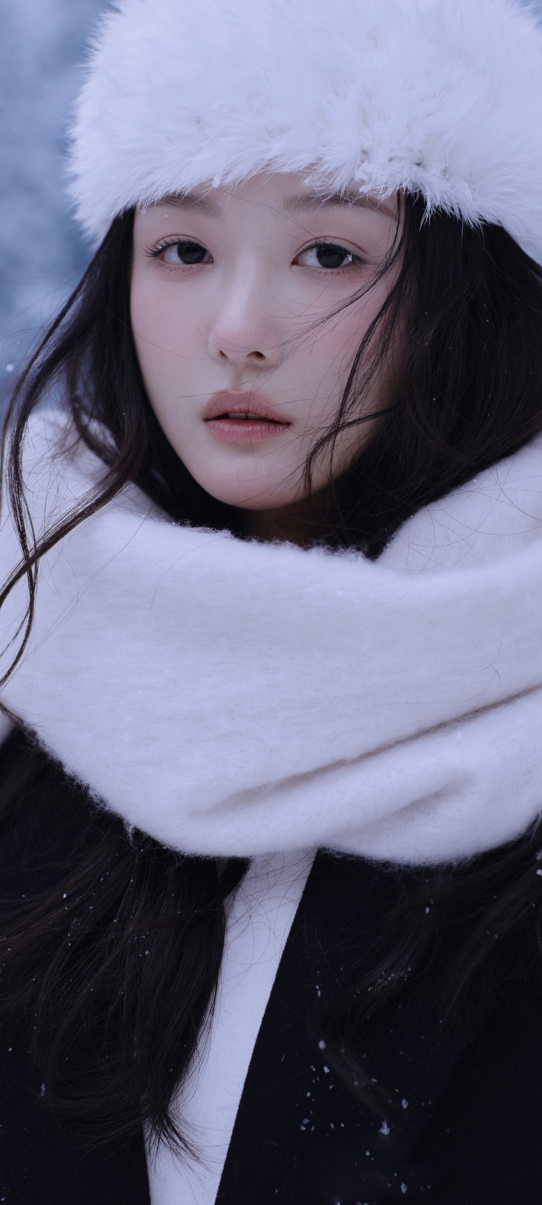 雪中美女惊艳亮相，曹婉瑾全面屏手机壁纸免费下载，帽子围巾添魅力！