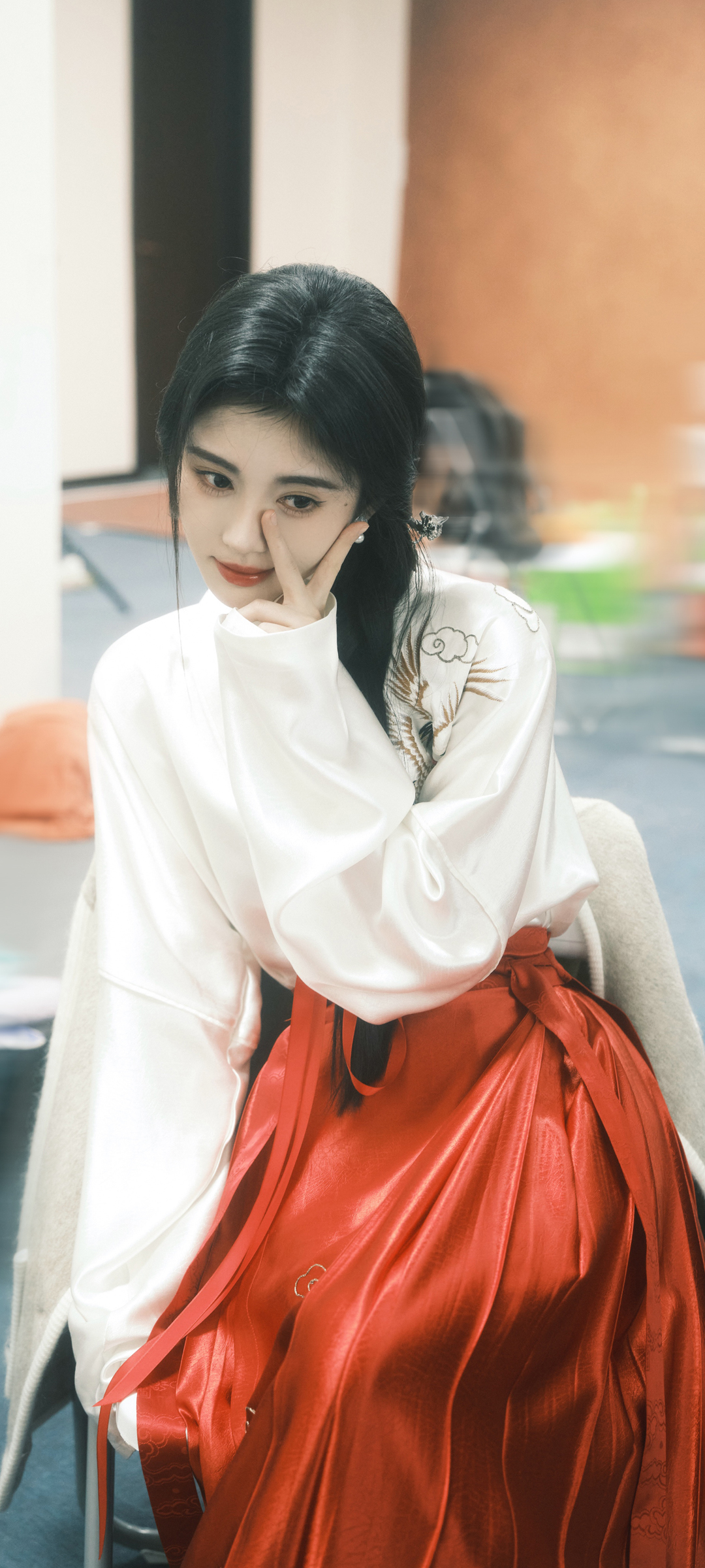 鞠婧祎甜美剪刀手壁纸，美女高清美图，免费下载手机壁纸