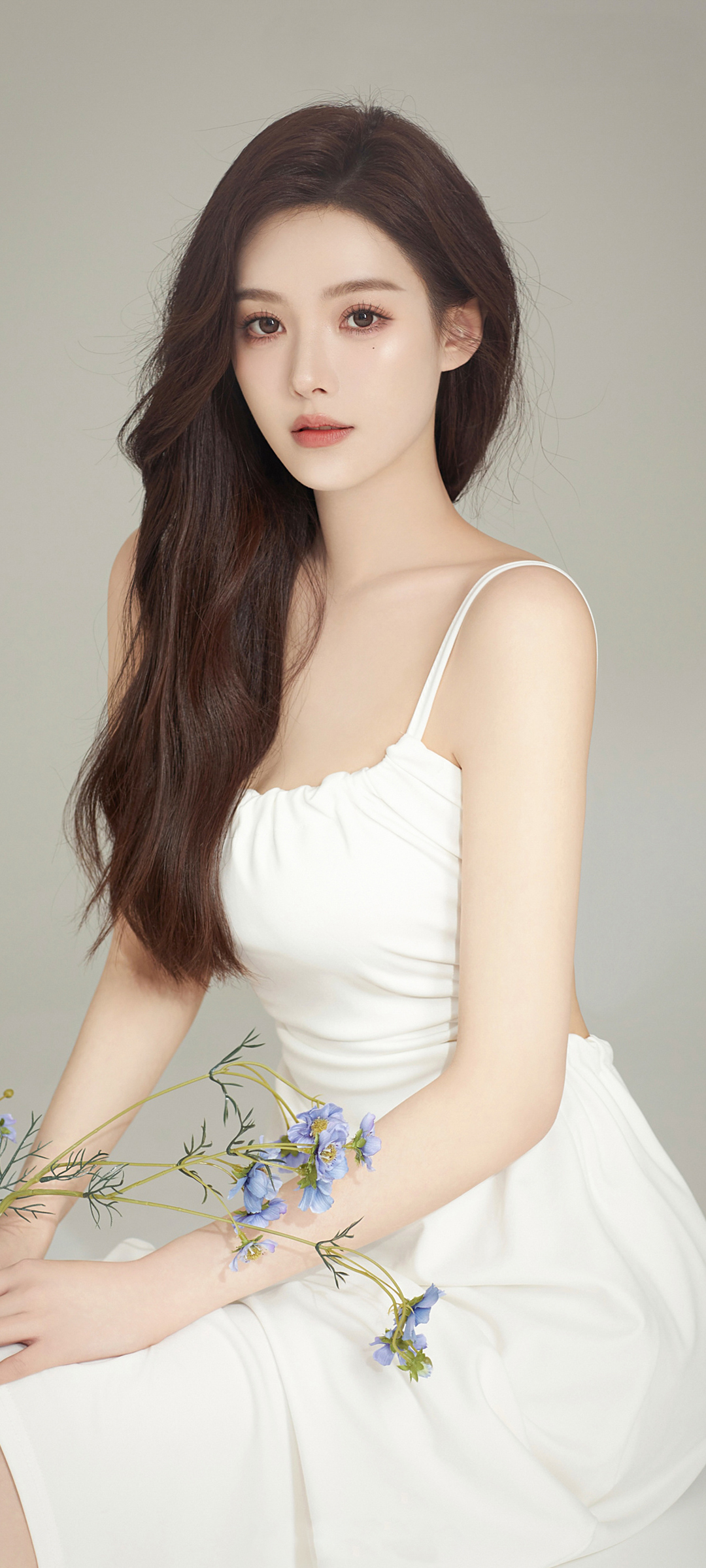 免费下载长发美女穿白色裙子手机壁纸，绝美高清之选