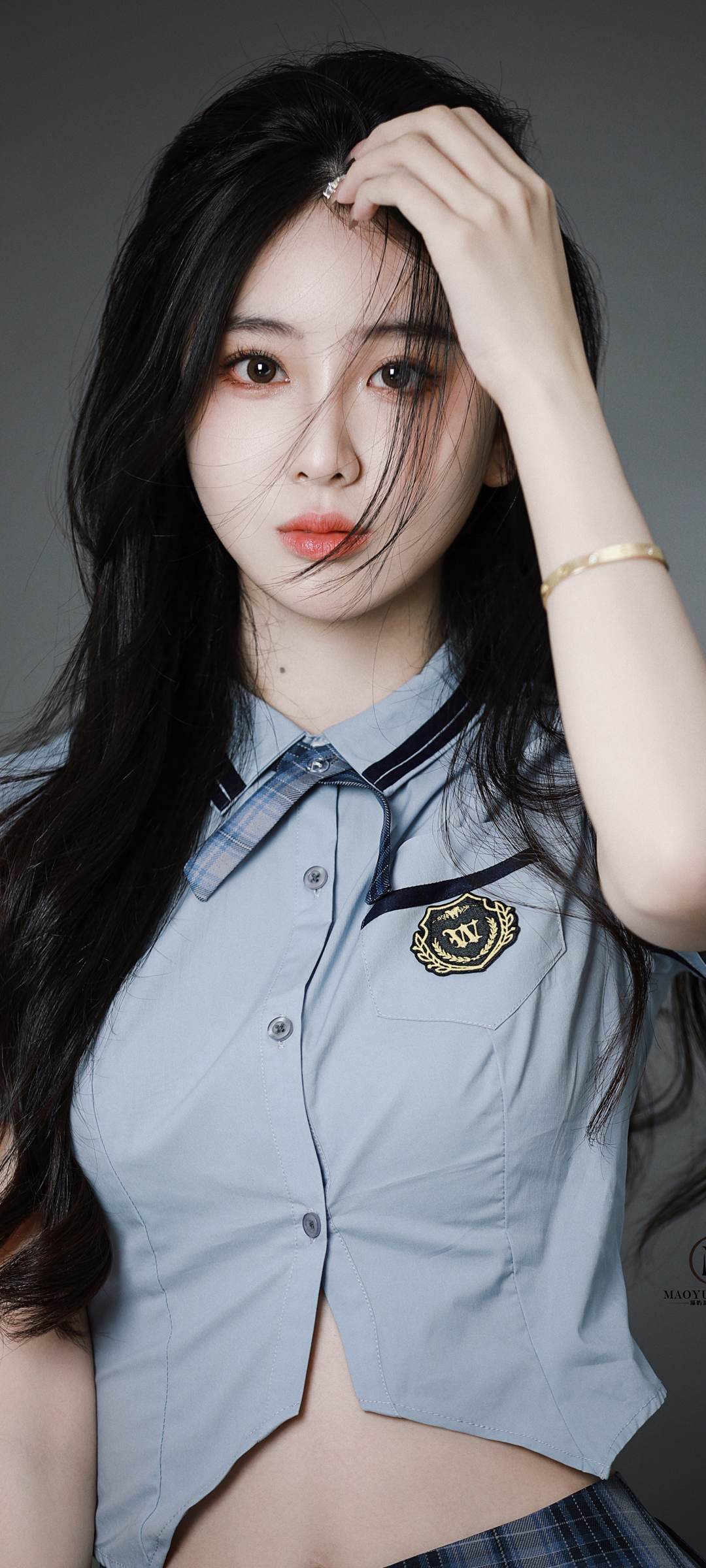 长发制服美女惊艳登场，高清手机壁纸免费下载，畅享美丽瞬间
