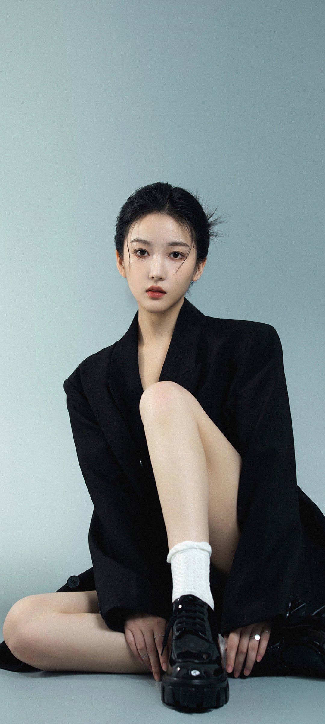 曹婉瑾黑西装美腿壁纸，全面屏适配，美女手机壁纸免费下载