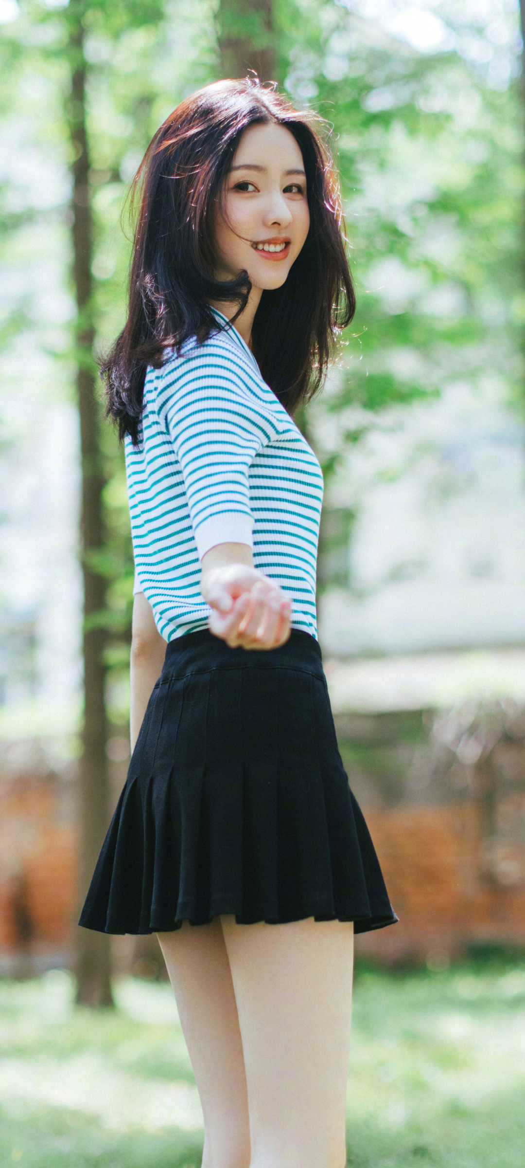 陈都灵高清手机壁纸，黑色百褶裙秀美腿，养眼美女免费下载