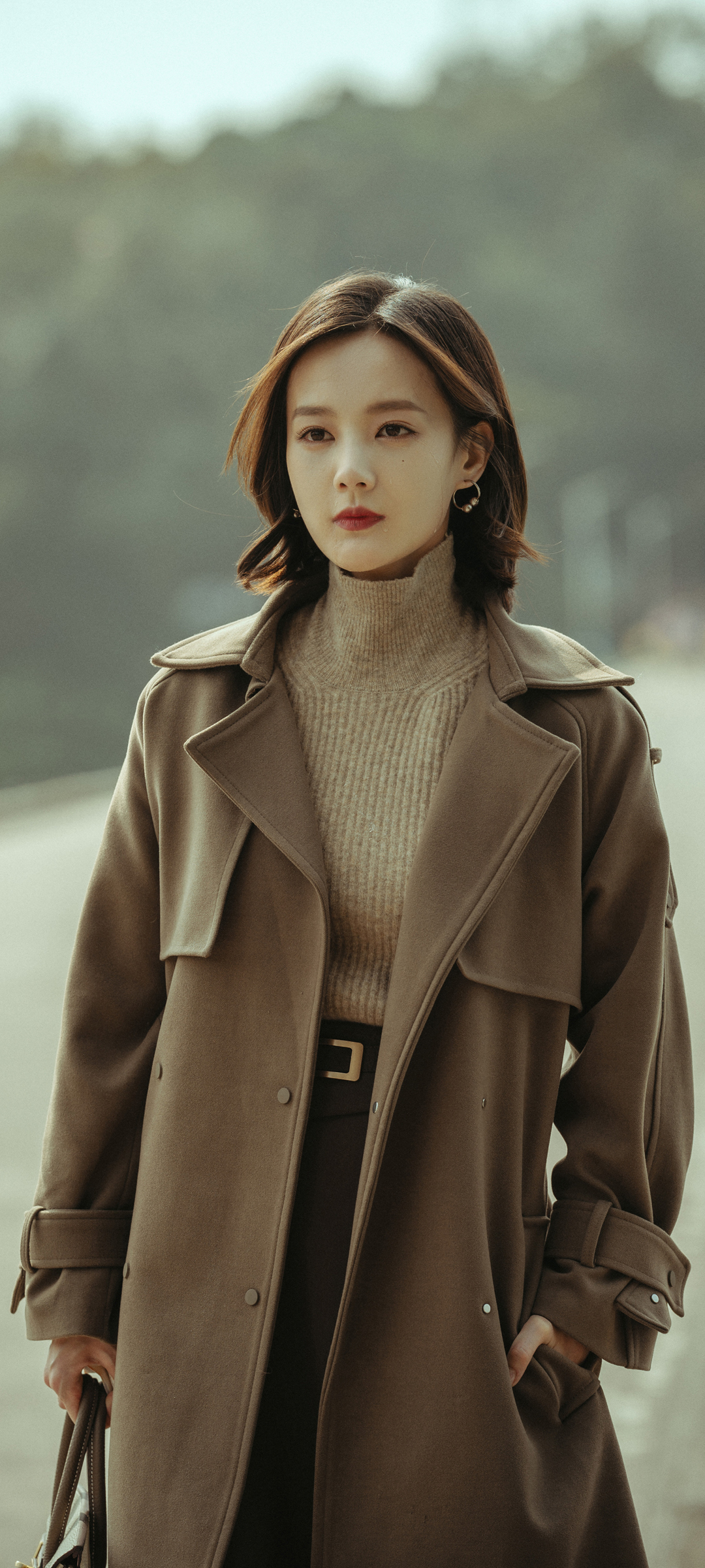 大衣美女李一桐惊艳亮相，免费手机壁纸下载，打造个性屏保！