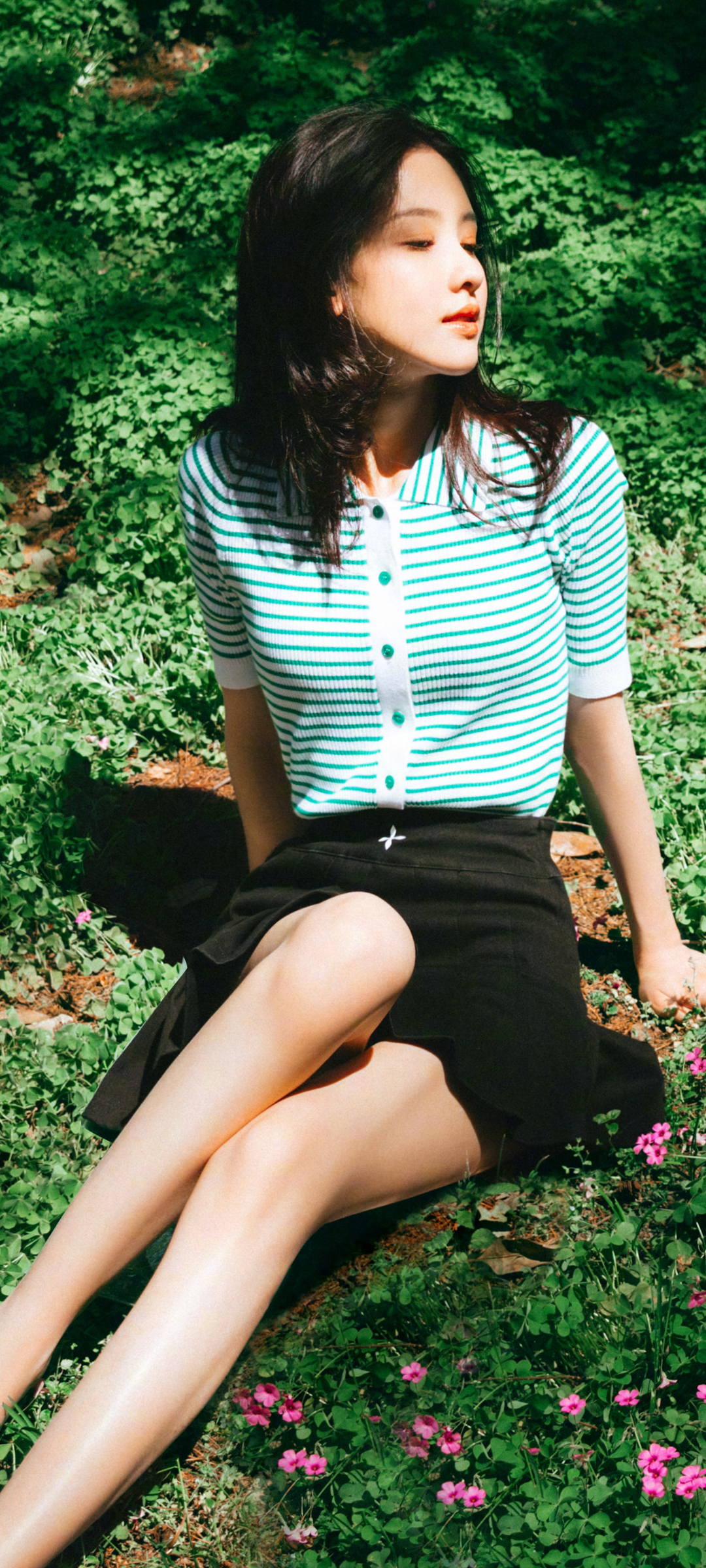户外绿意陈都灵，美女壁纸免费下载，点亮你的手机屏幕