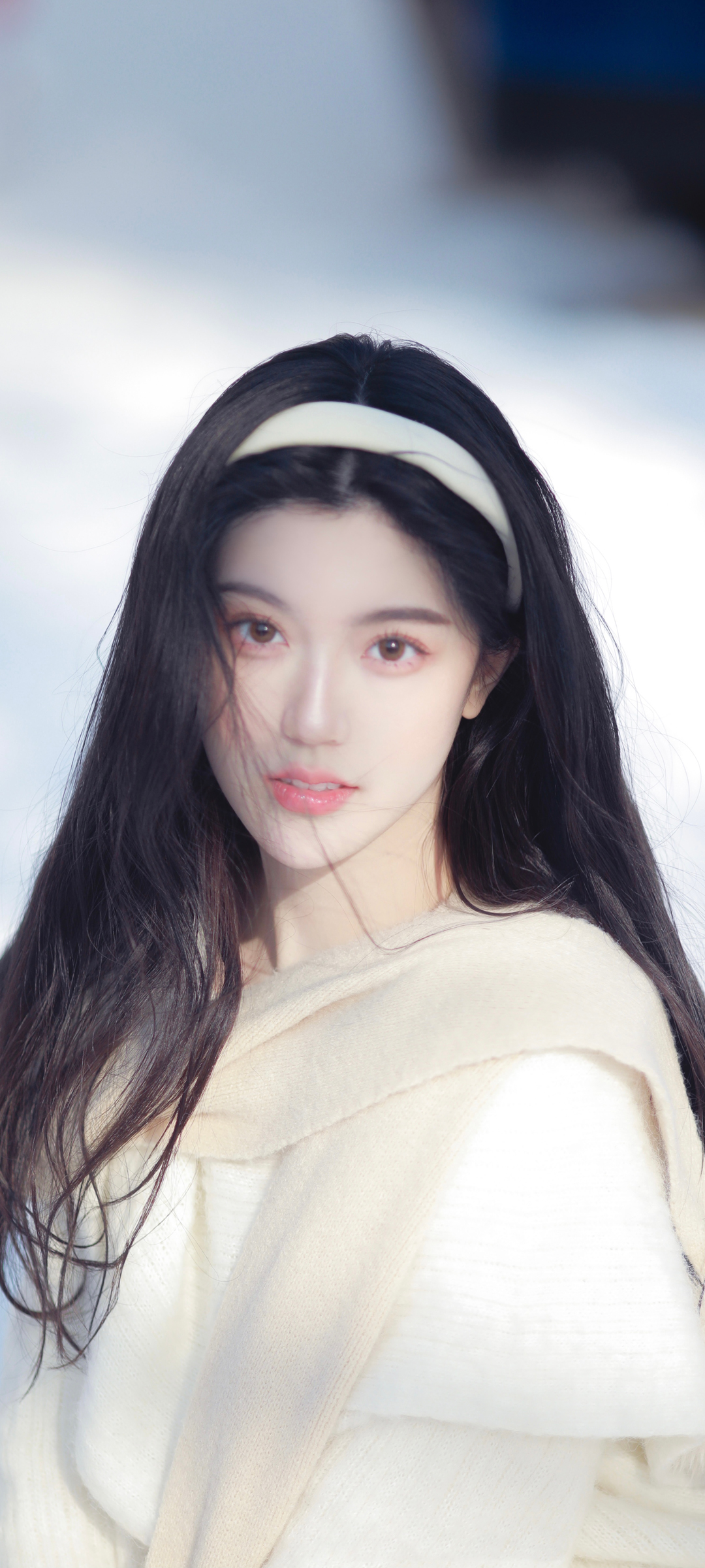 冬日长发美女，白衣围巾温婉如画，精选手机壁纸免费下载