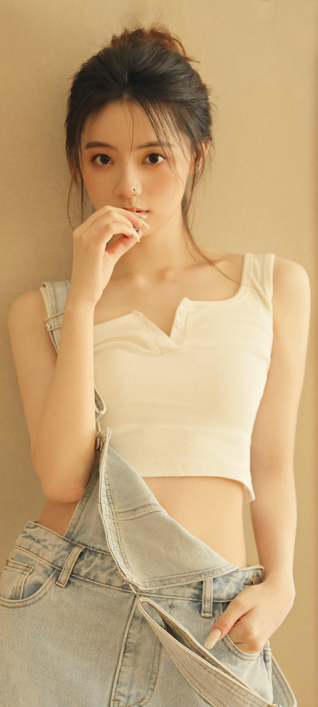 美女居家养眼，背带牛仔裤全屏壁纸，免费下载尽享