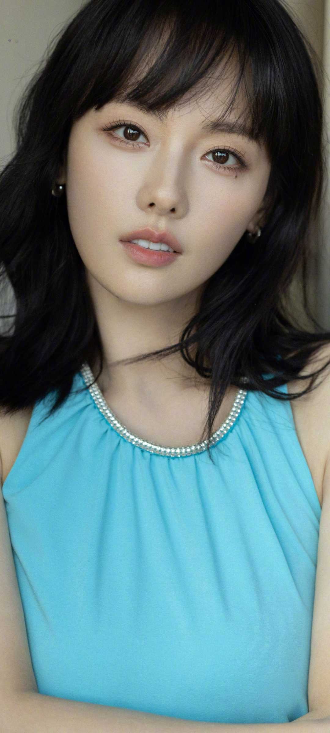 张嘉倪蓝色裙装高清手机壁纸，美女图片免费下载