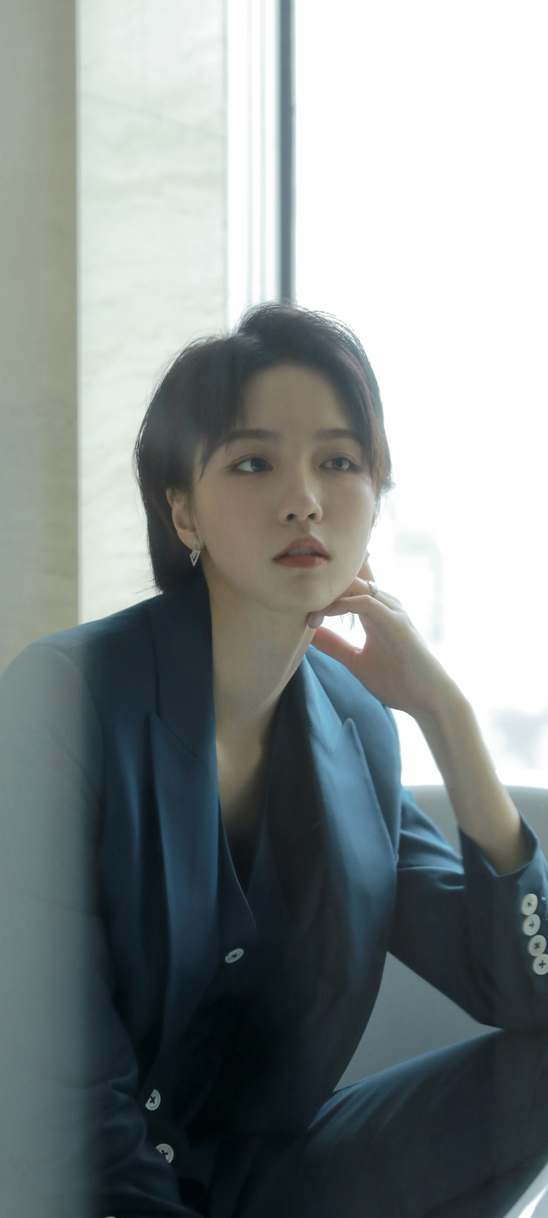 免费下载，美女西装照手机壁纸，高清精美，一键获取！