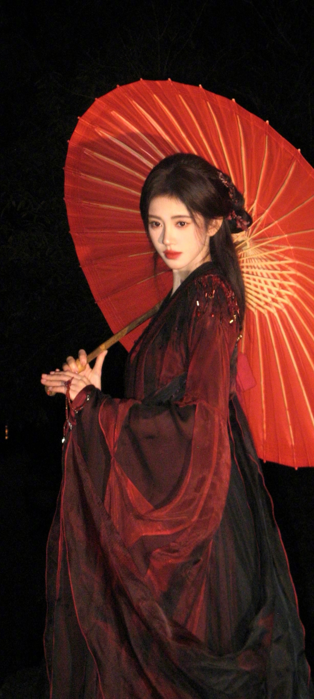 鞠婧祎古风红伞倩影，精选免费手机壁纸下载