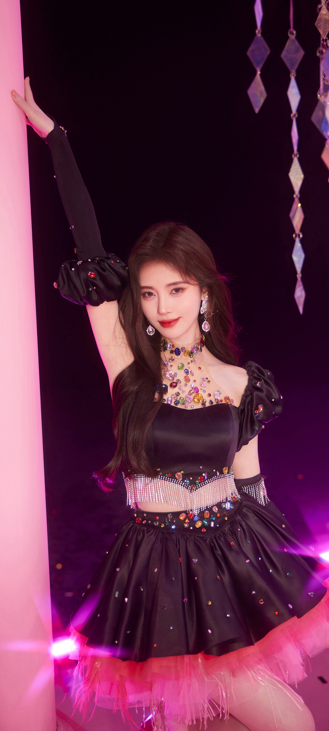 鞠婧祎黑色裙装靓照，美女壁纸大放送！免费手机壁纸下载