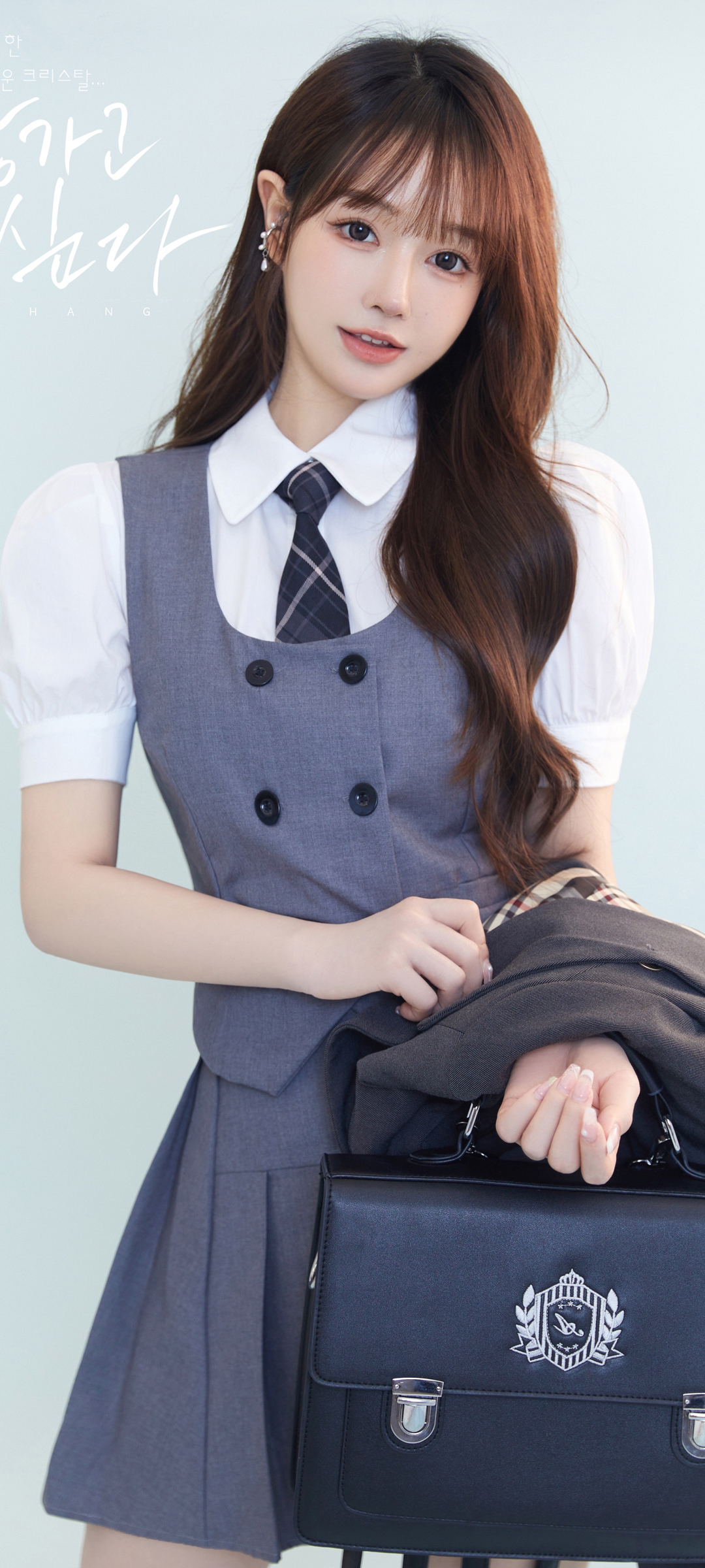 女学生风领带百褶裙美女壁纸，免费下载，美化你的手机界面
