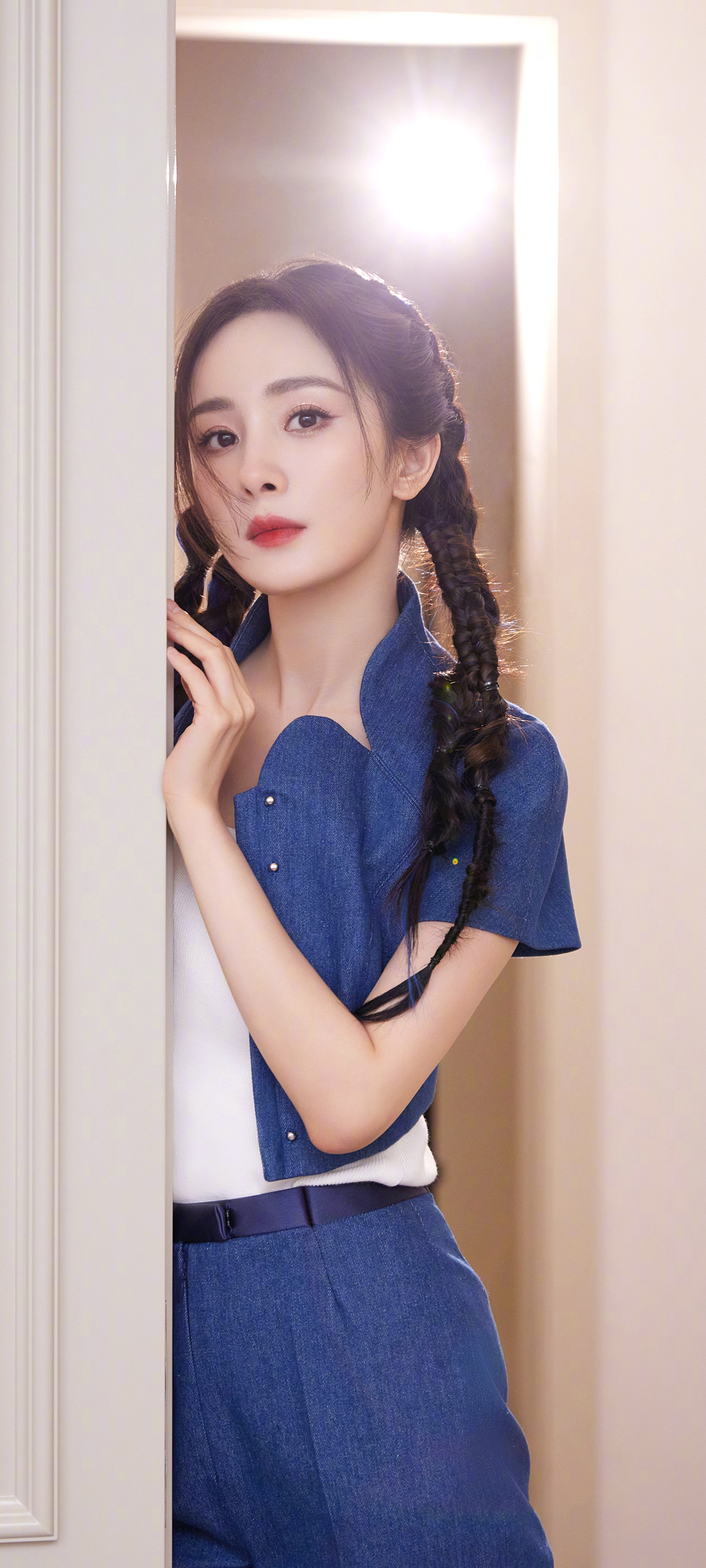 杨幂绝美牛仔套装，高清手机壁纸免费下载，美化你的桌面！
