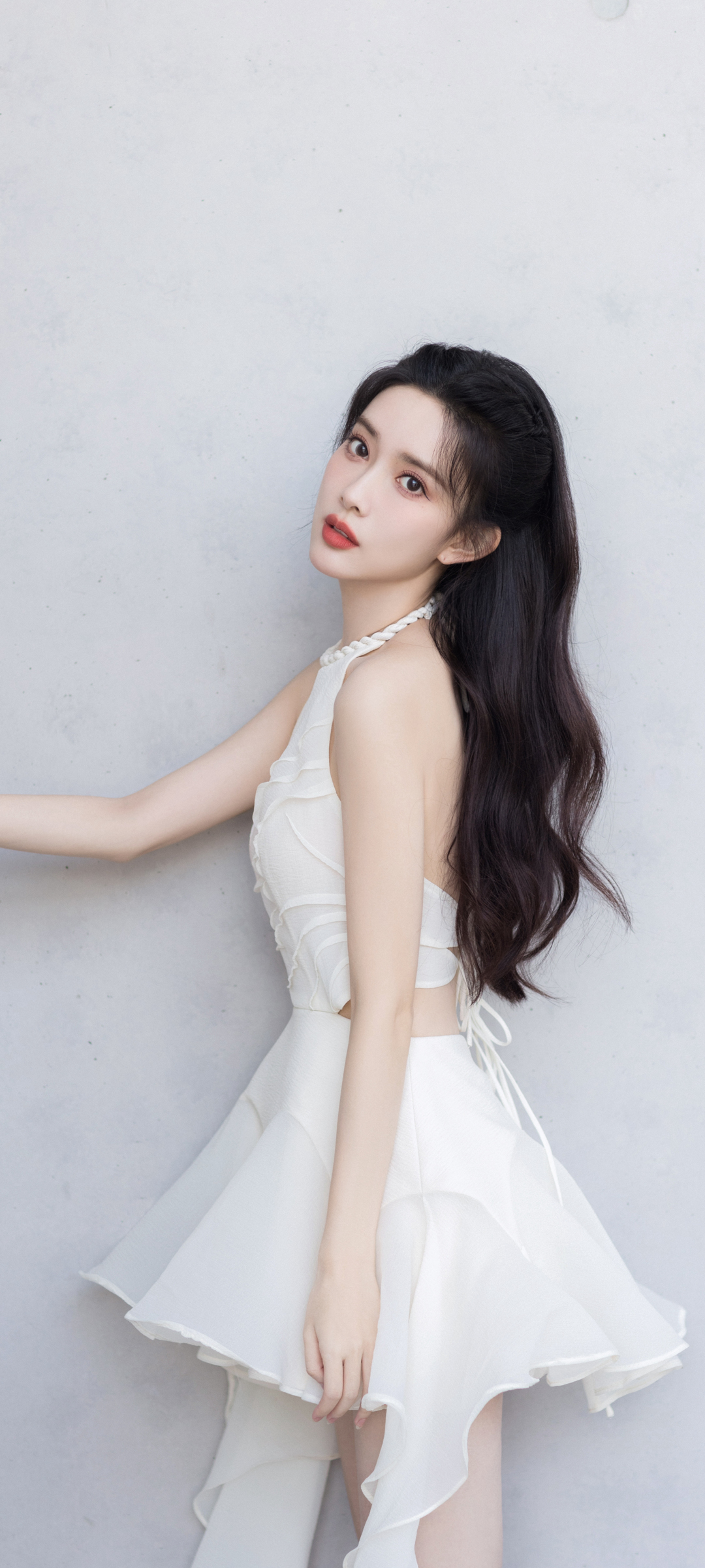 孟子义侧颜白裙倩影，绝美手机壁纸免费下载