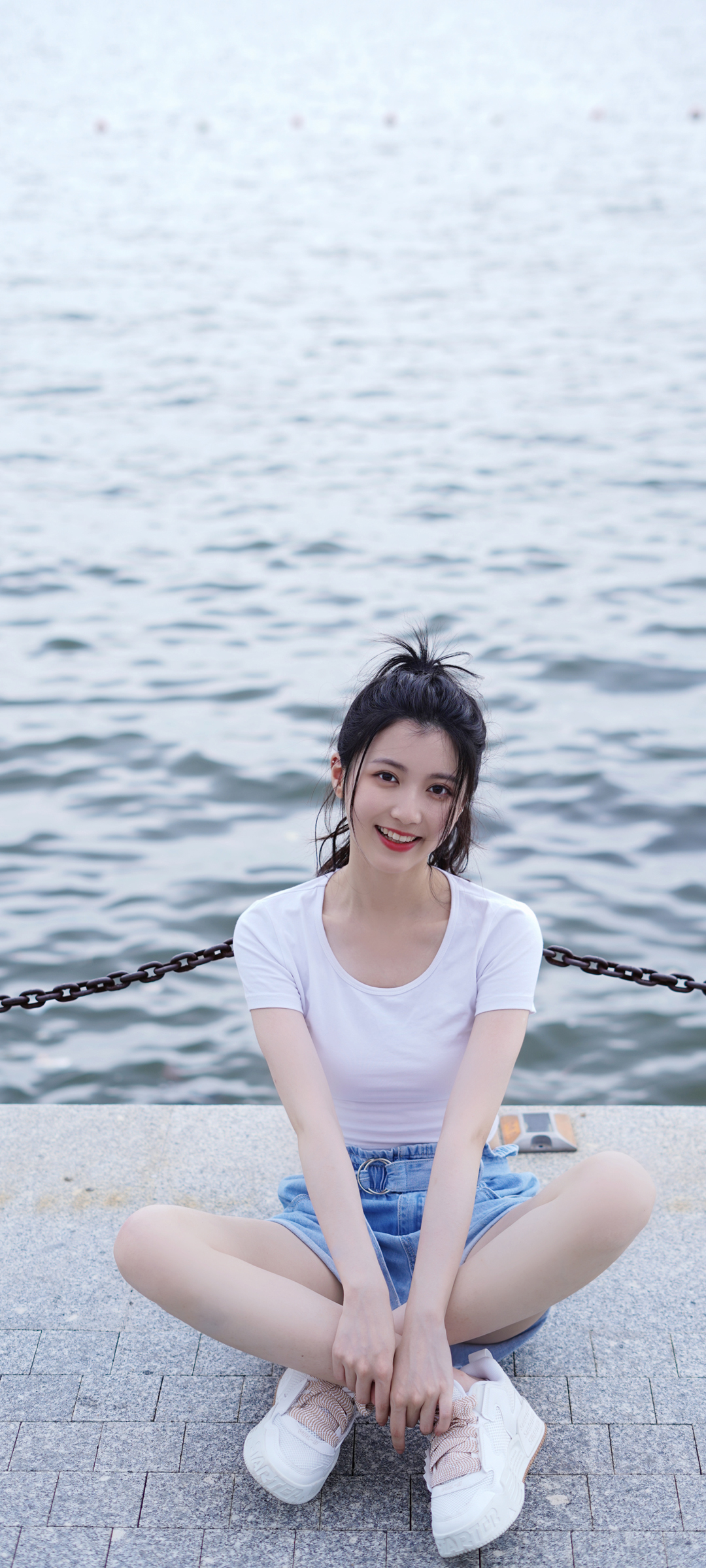 可爱微笑美女手机壁纸，免费下载，盘腿坐姿精选美图