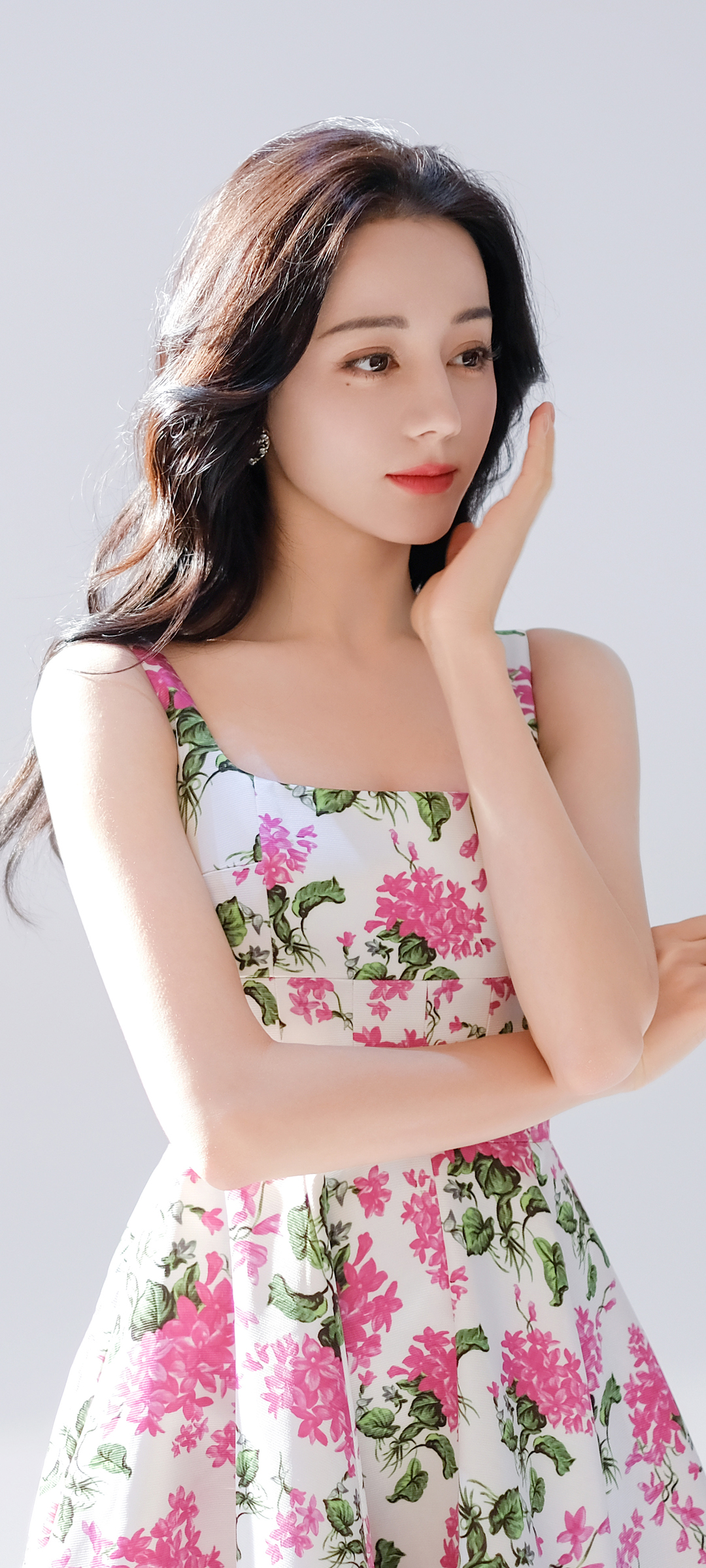 迪丽热巴碎花裙美图，精选美女手机背景壁纸，免费下载！