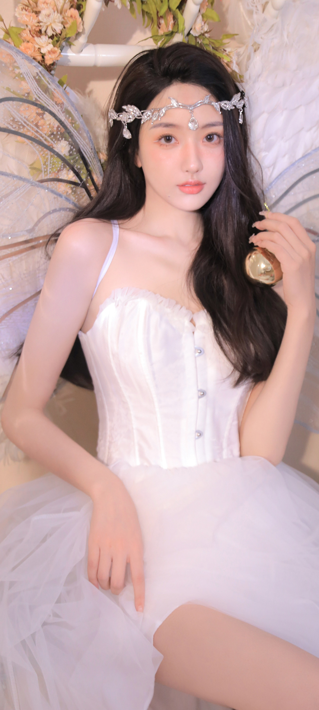 唯美白色裙装美女，翅膀轻扬，全屏手机壁纸免费下载