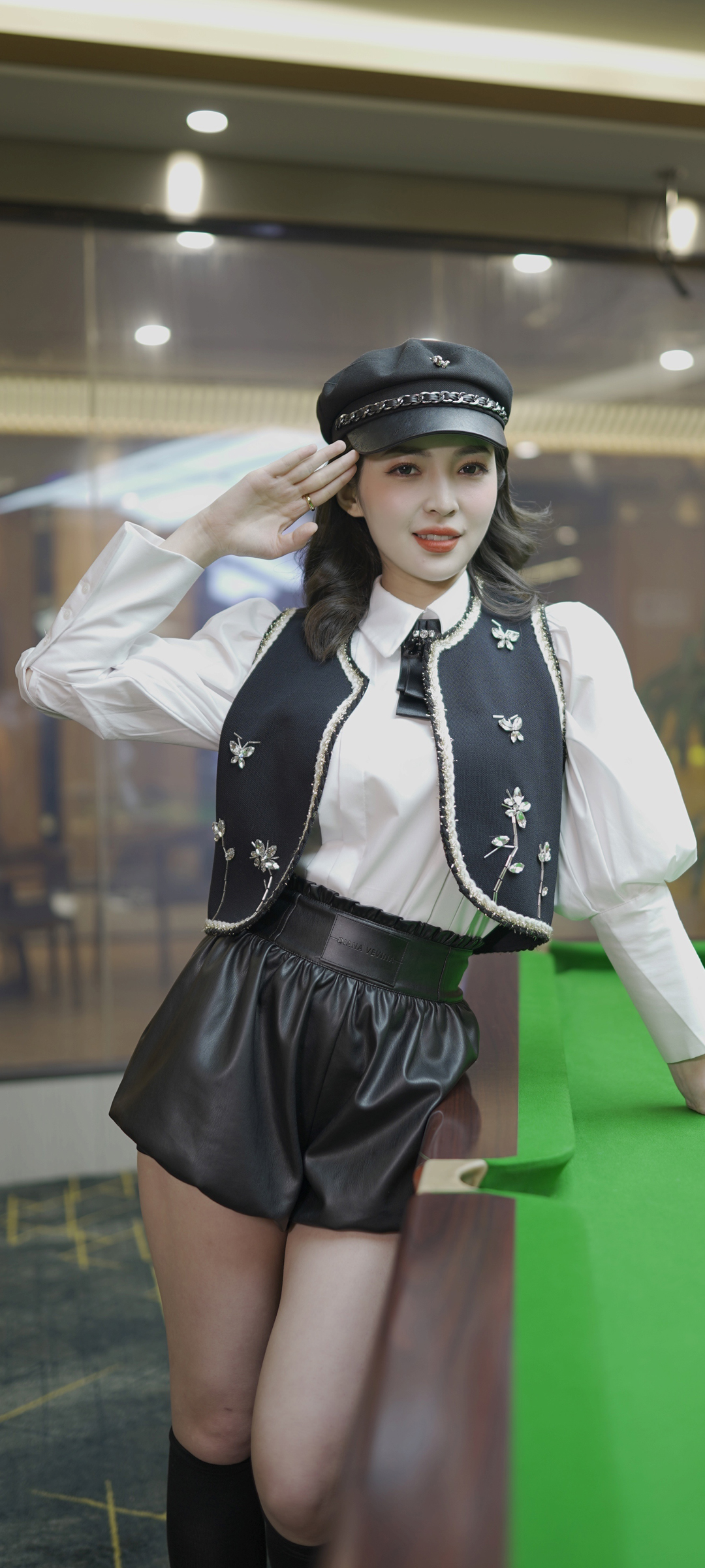王钟瑶全面屏手机壁纸，美女高清大图，免费下载欣赏