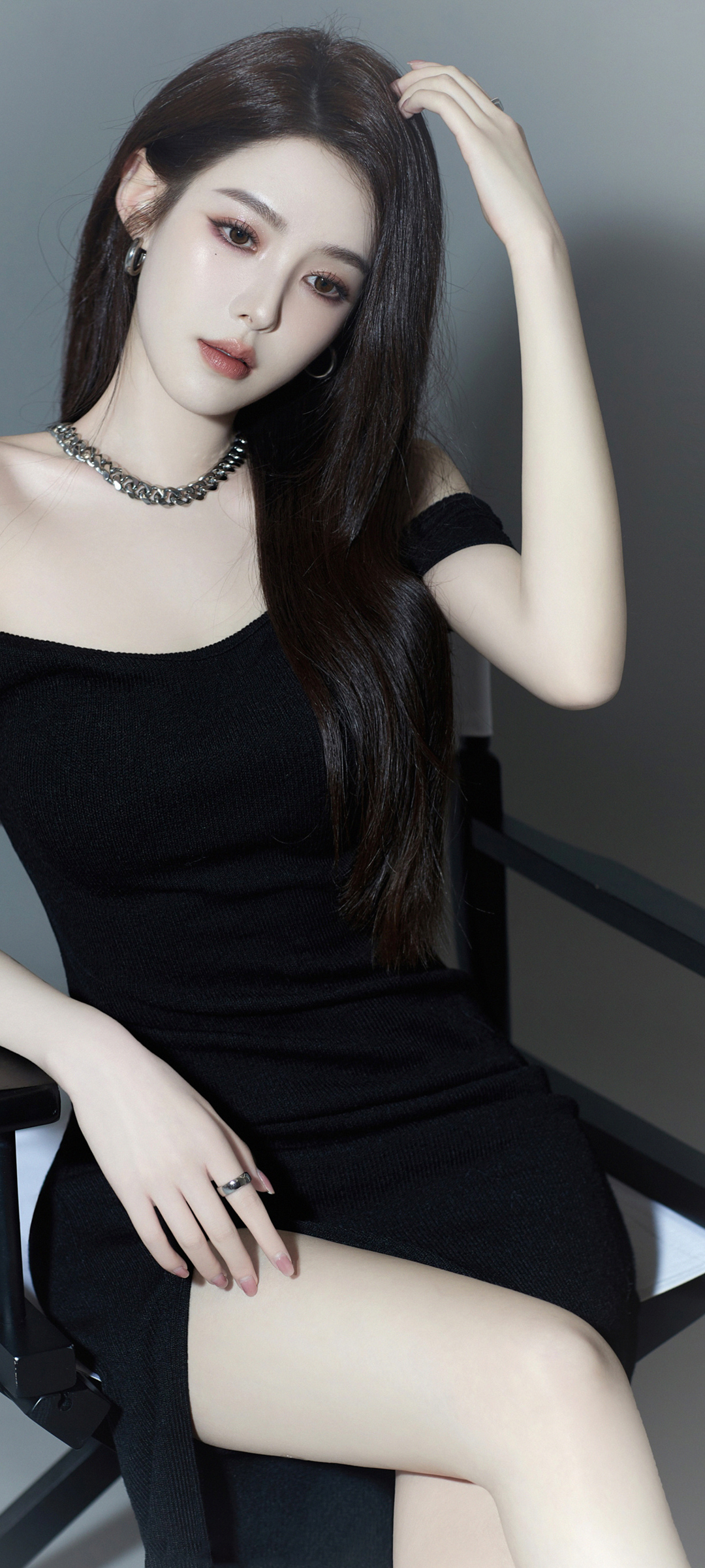 性感美女美腿手机壁纸，黑色裙子魅力尽显，免费下载精选美图