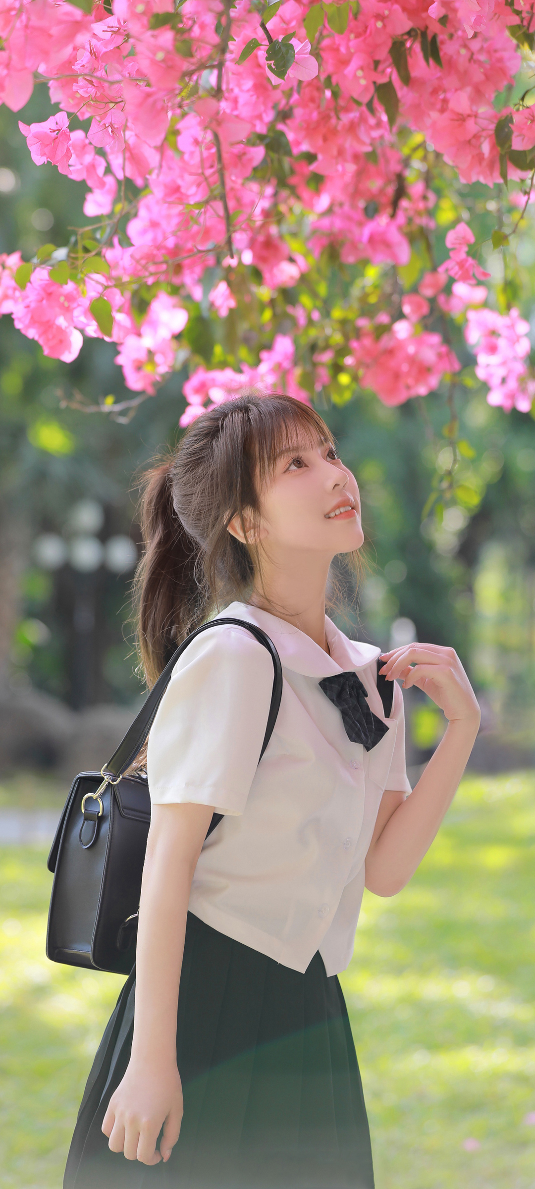 清新公园美景，白衣黑裙美女，精选手机壁纸免费下载
