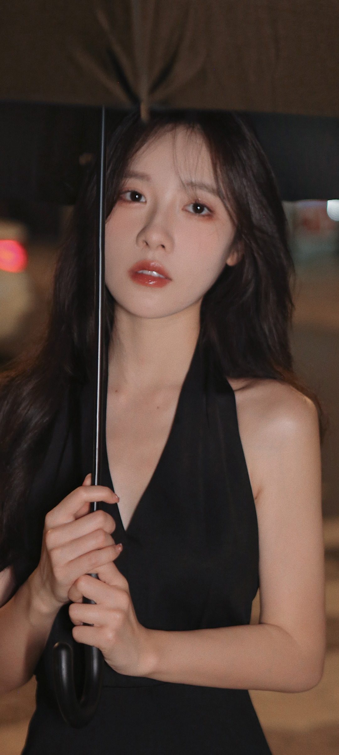 长发佳人持伞倩影，黑裙飘逸，全屏高清手机壁纸，美女美图免费下载