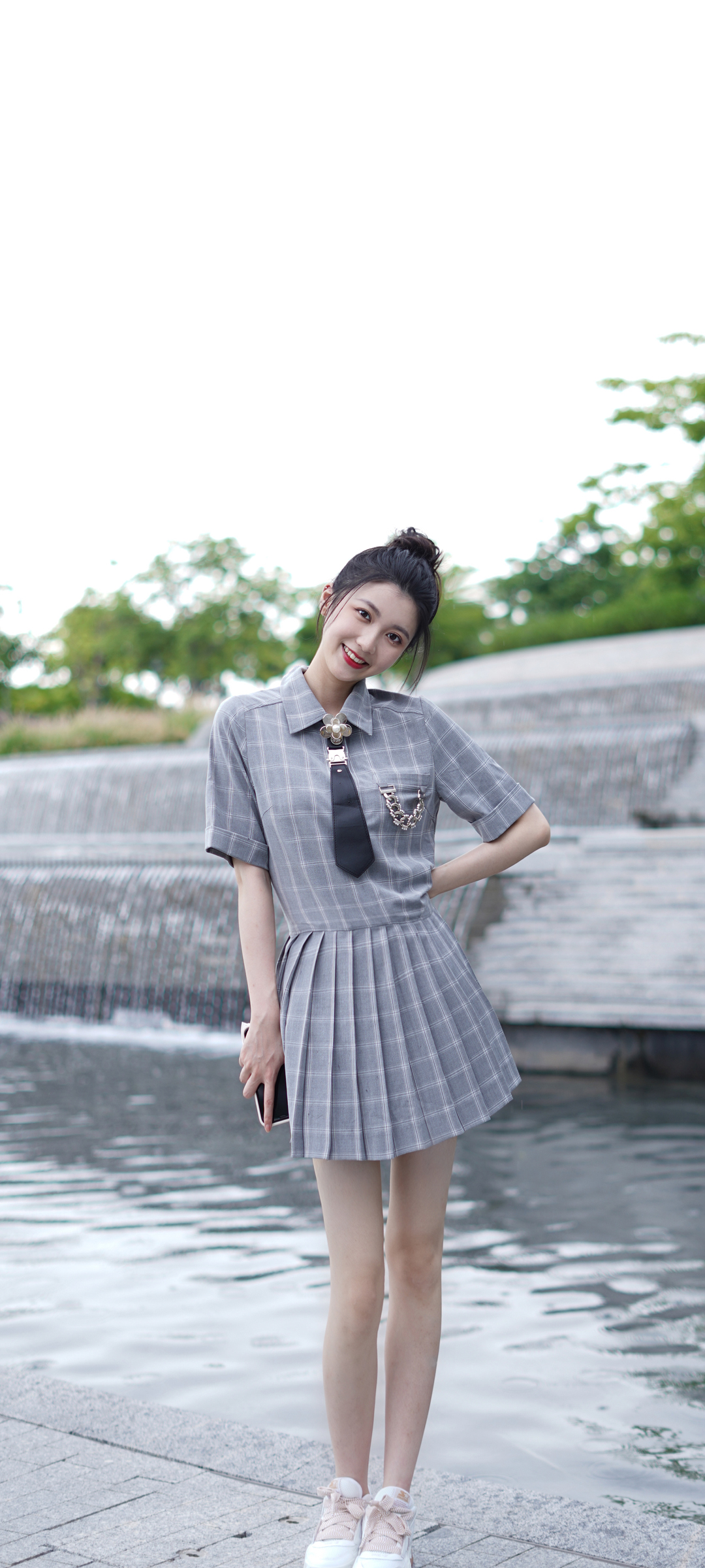 清新百褶裙美女壁纸，美腿抢镜，全屏免费下载！