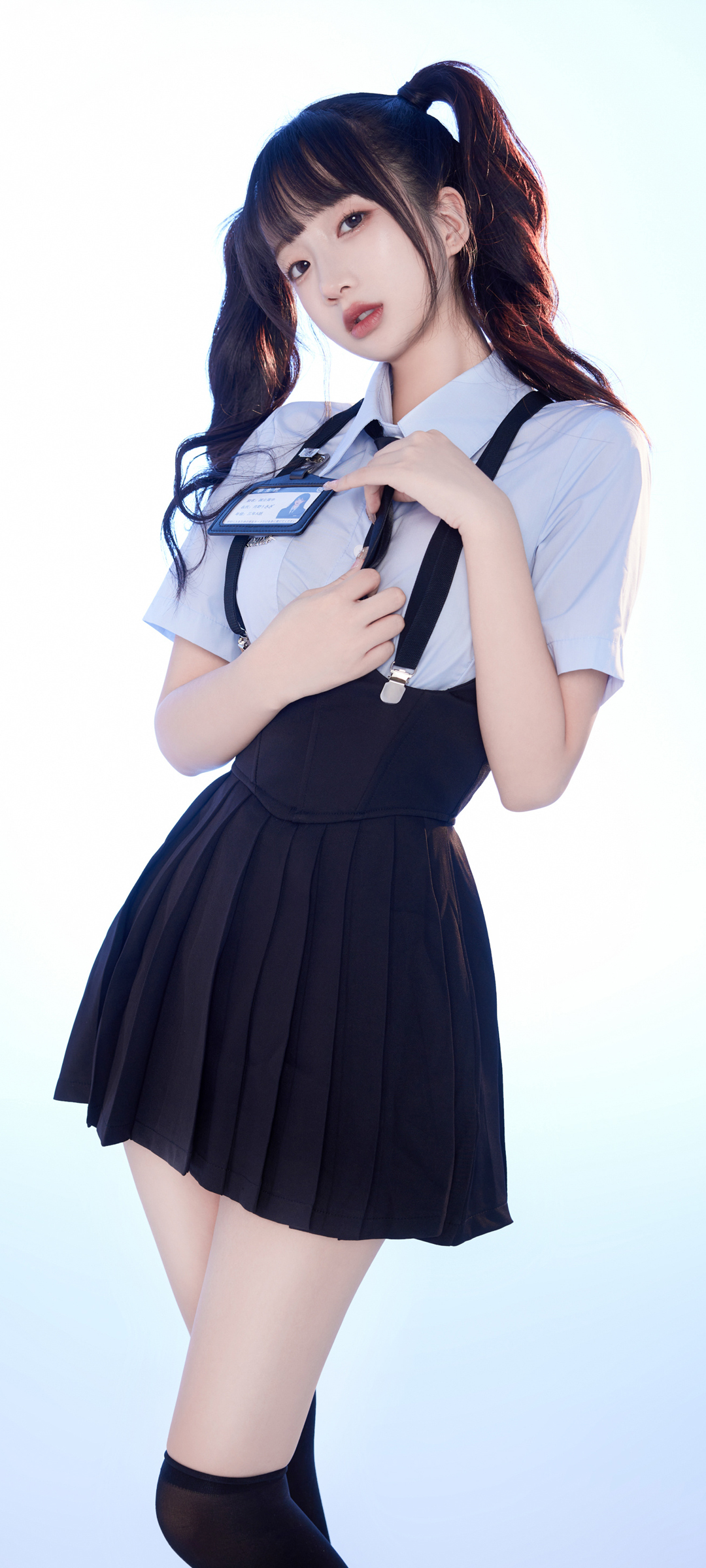 双马尾辫美女象韵洁惊艳亮相，百褶裙造型，绝美壁纸免费下载，装点你的手机桌面
