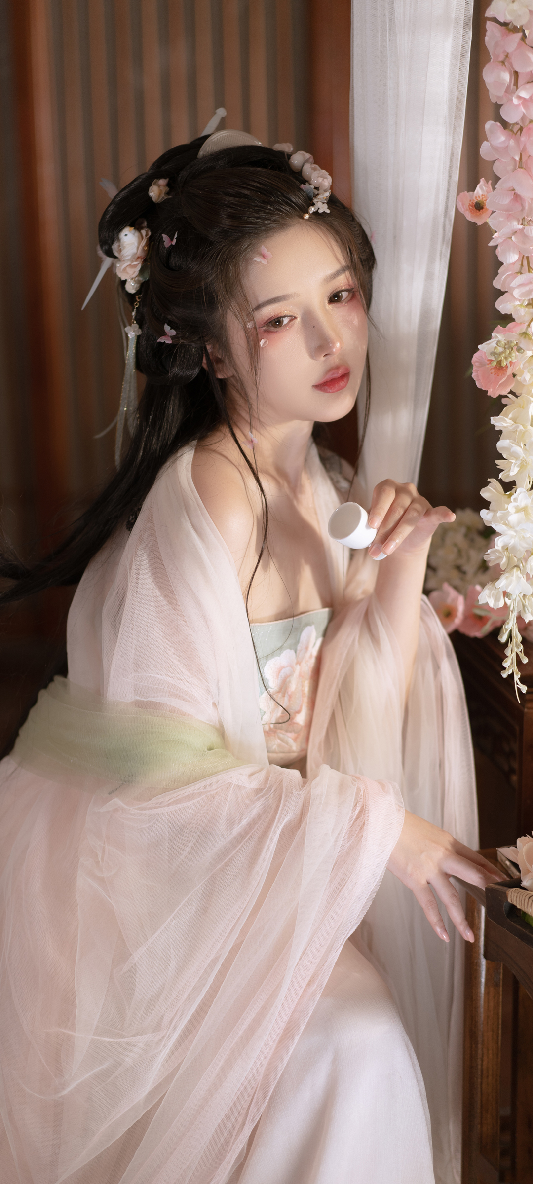 古风美女小酒杯，全屏高清古装壁纸，免费下载尽享！
