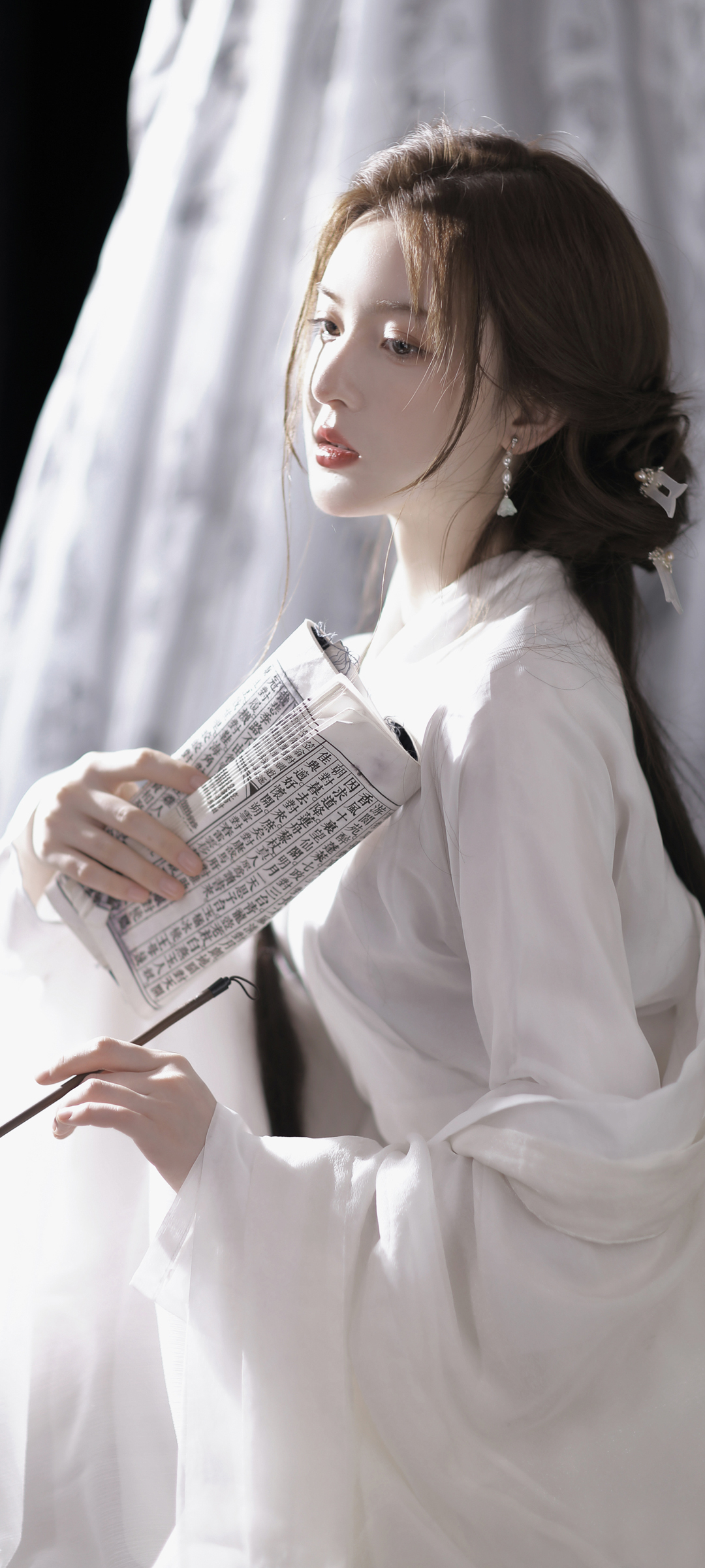 古风美女白衣如画，书卷气韵，毛笔轻舞，绝美壁纸免费下载