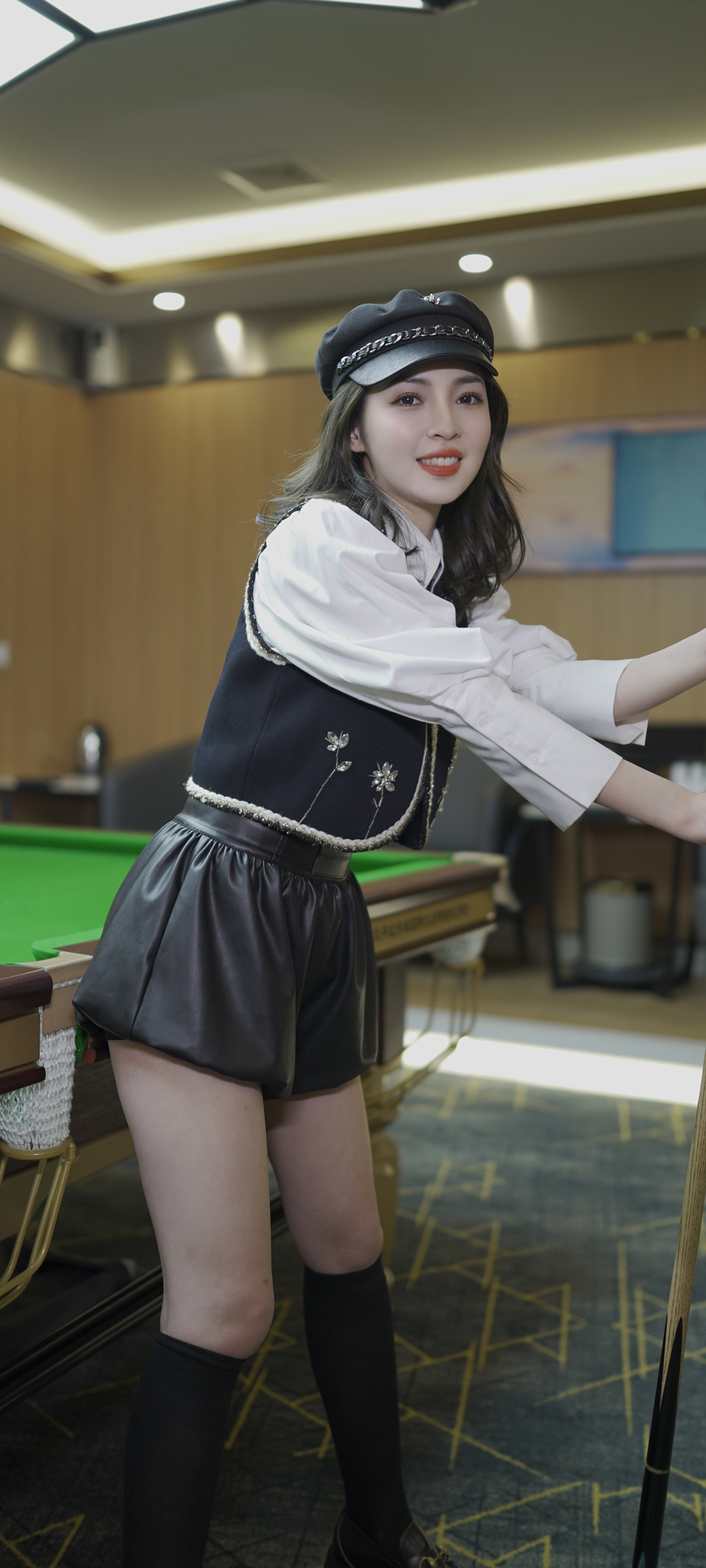 台球女神王钟瑶惊艳亮相，全屏手机壁纸免费下载，美女高清美图尽享！